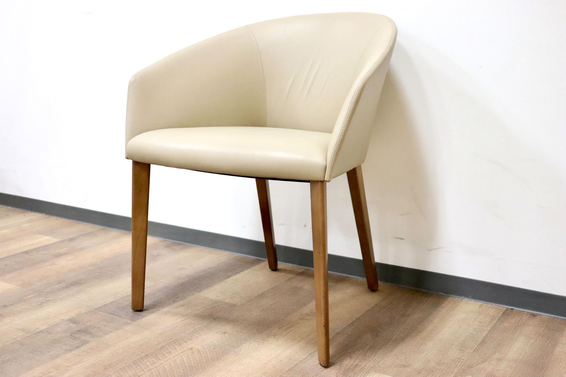 GMGN421N○Andreu World / アンドリュー・ワールド Brandy アームチェア 椅子 本革 レザー ベージュ モダン 定価約20万 展示品