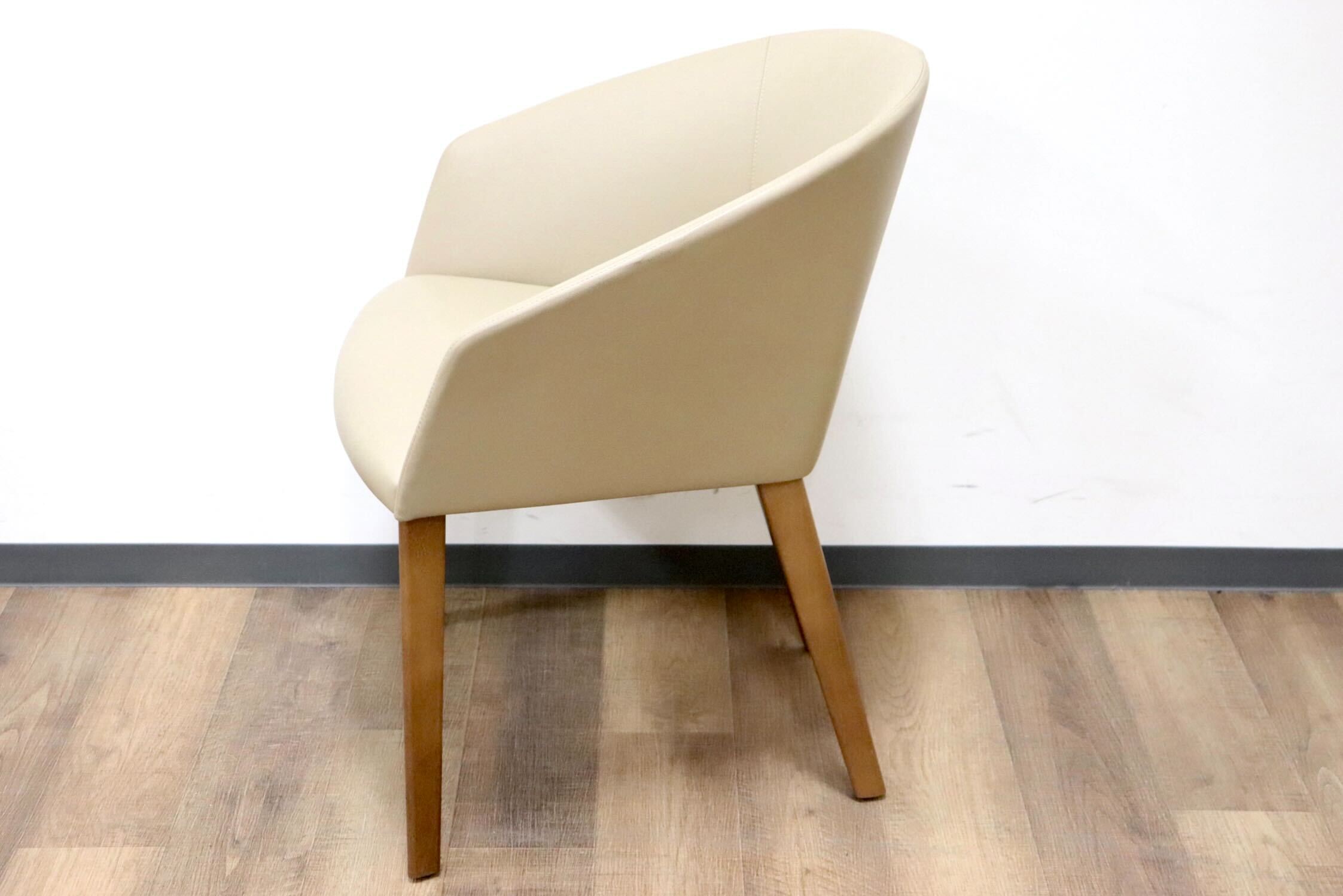 GMGN421N○Andreu World / アンドリュー・ワールド Brandy アームチェア 椅子 本革 レザー ベージュ モダン 定価約20万 展示品