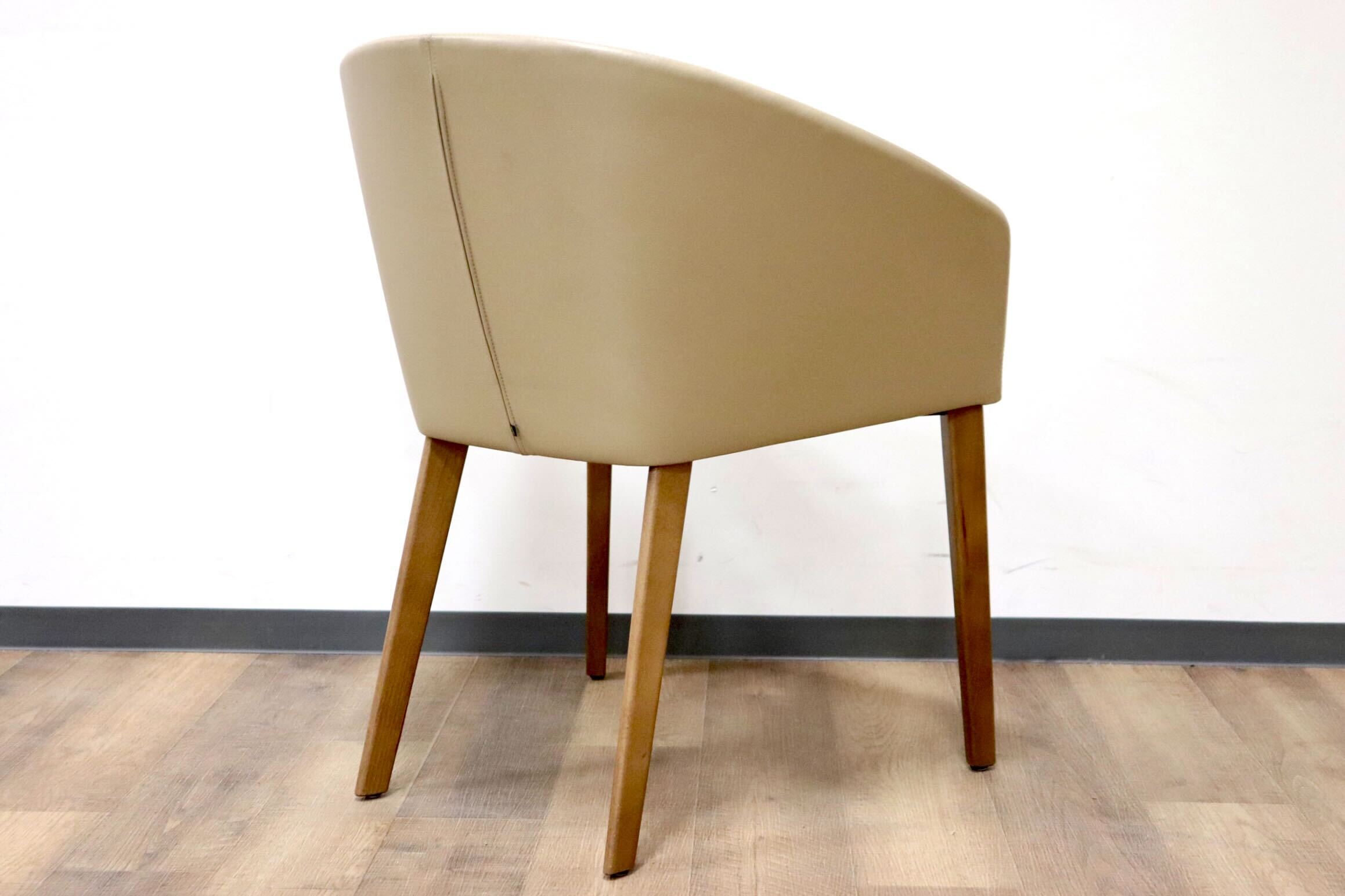 GMGN421N○Andreu World / アンドリュー・ワールド Brandy アームチェア 椅子 本革 レザー ベージュ モダン 定価約20万 展示品