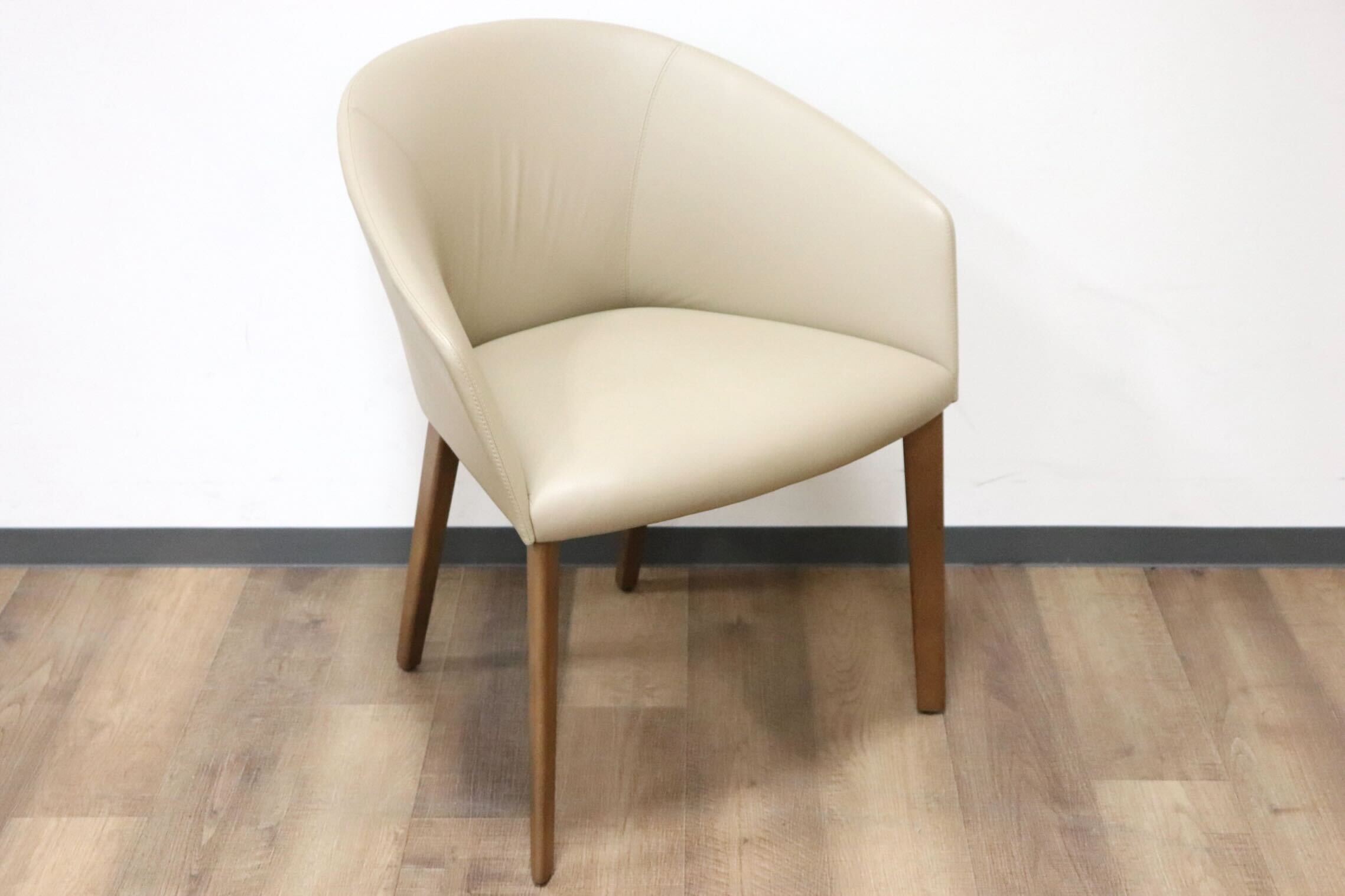 GMGN421N○Andreu World / アンドリュー・ワールド Brandy アームチェア 椅子 本革 レザー ベージュ モダン 定価約20万 展示品