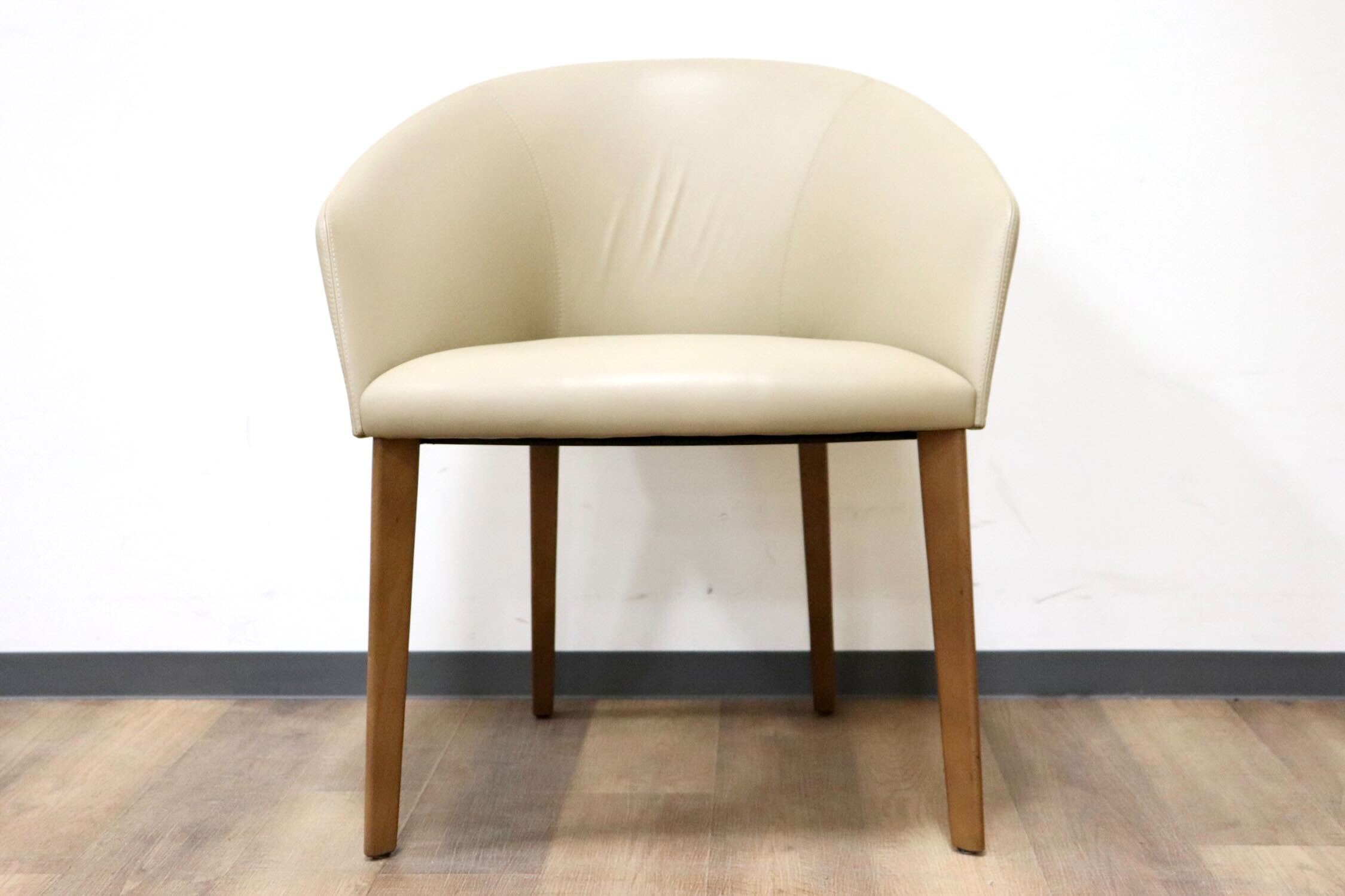 GMGN421N○Andreu World / アンドリュー・ワールド Brandy アームチェア 椅子 本革 レザー ベージュ モダン 定価約20万 展示品