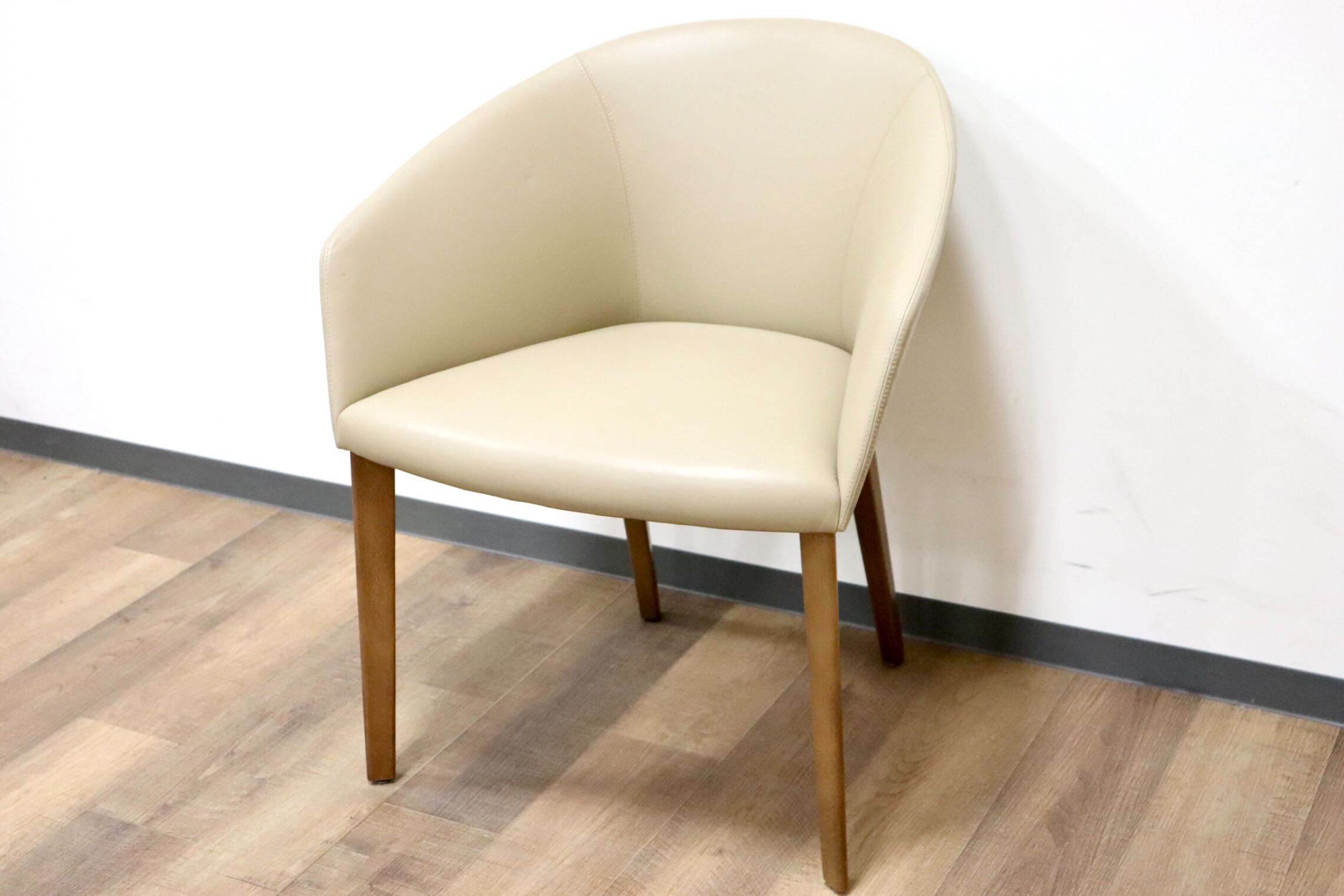 GMGN421P○Andreu World / アンドリュー・ワールド Brandy アームチェア 椅子 本革 レザー ベージュ モダン 定価約20万 展示品