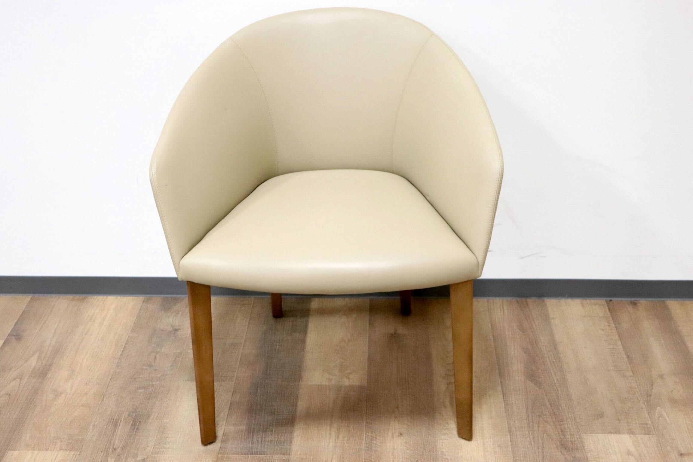 GMGN421P○Andreu World / アンドリュー・ワールド Brandy アームチェア 椅子 本革 レザー ベージュ モダン 定価約20万 展示品