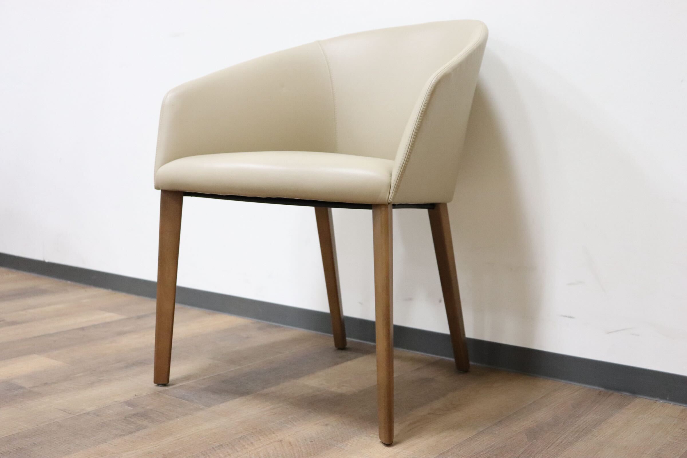 GMGN421P○Andreu World / アンドリュー・ワールド Brandy アームチェア 椅子 本革 レザー ベージュ モダン 定価約20万 展示品