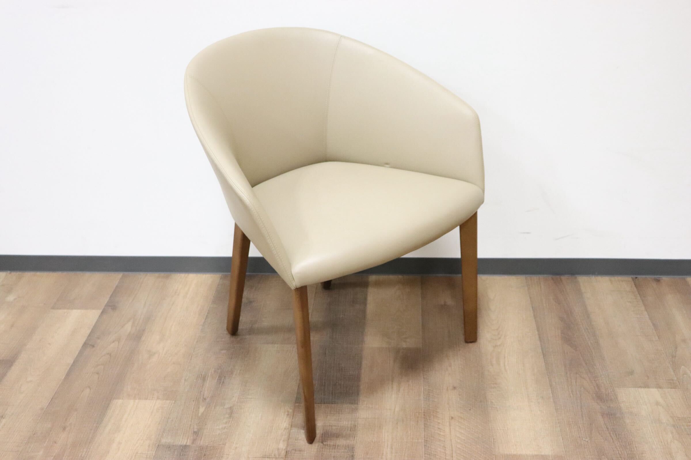 GMGN421P○Andreu World / アンドリュー・ワールド Brandy アームチェア 椅子 本革 レザー ベージュ モダン 定価約20万 展示品