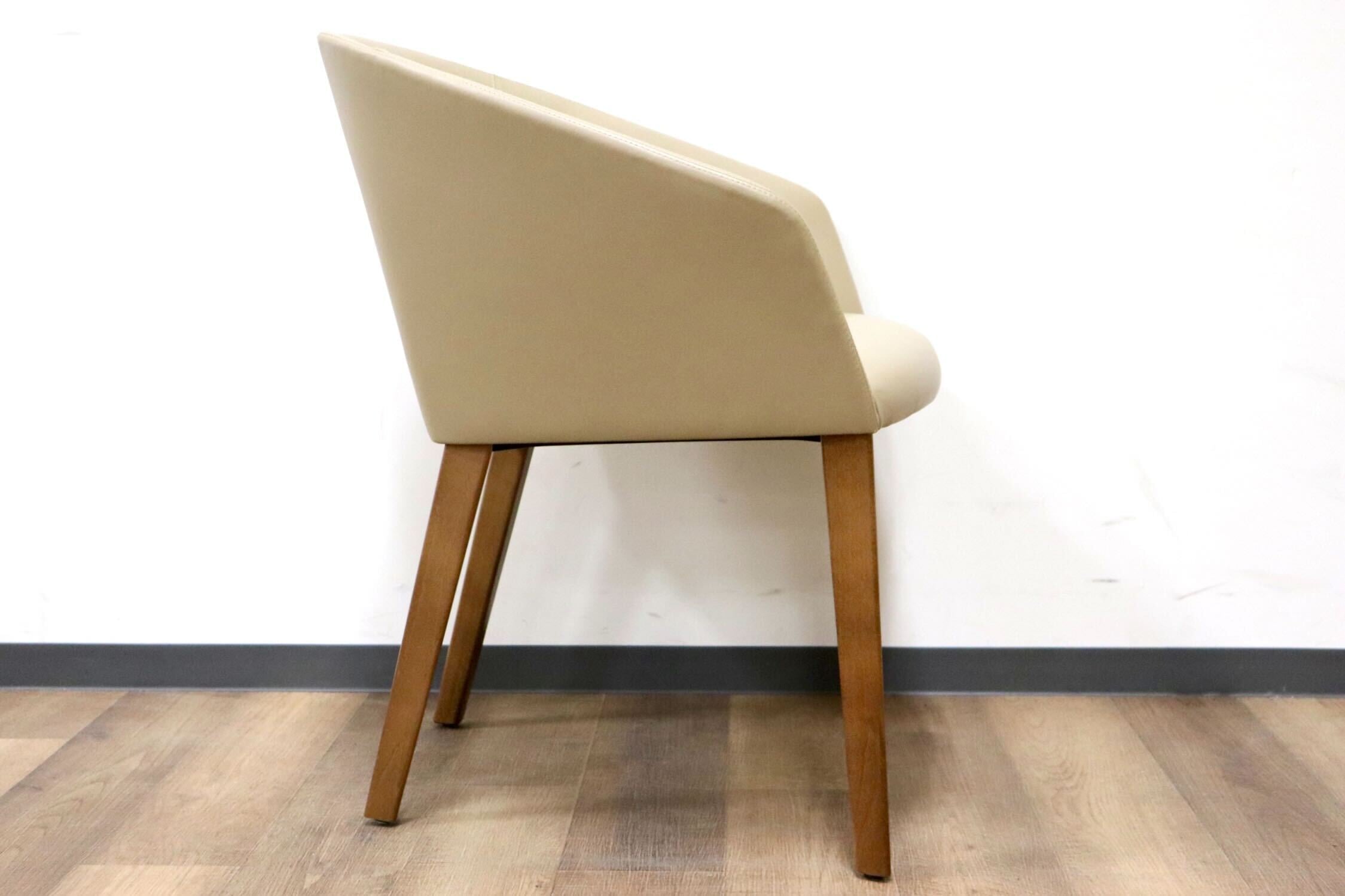 GMGN421P○Andreu World / アンドリュー・ワールド Brandy アームチェア 椅子 本革 レザー ベージュ モダン 定価約20万 展示品