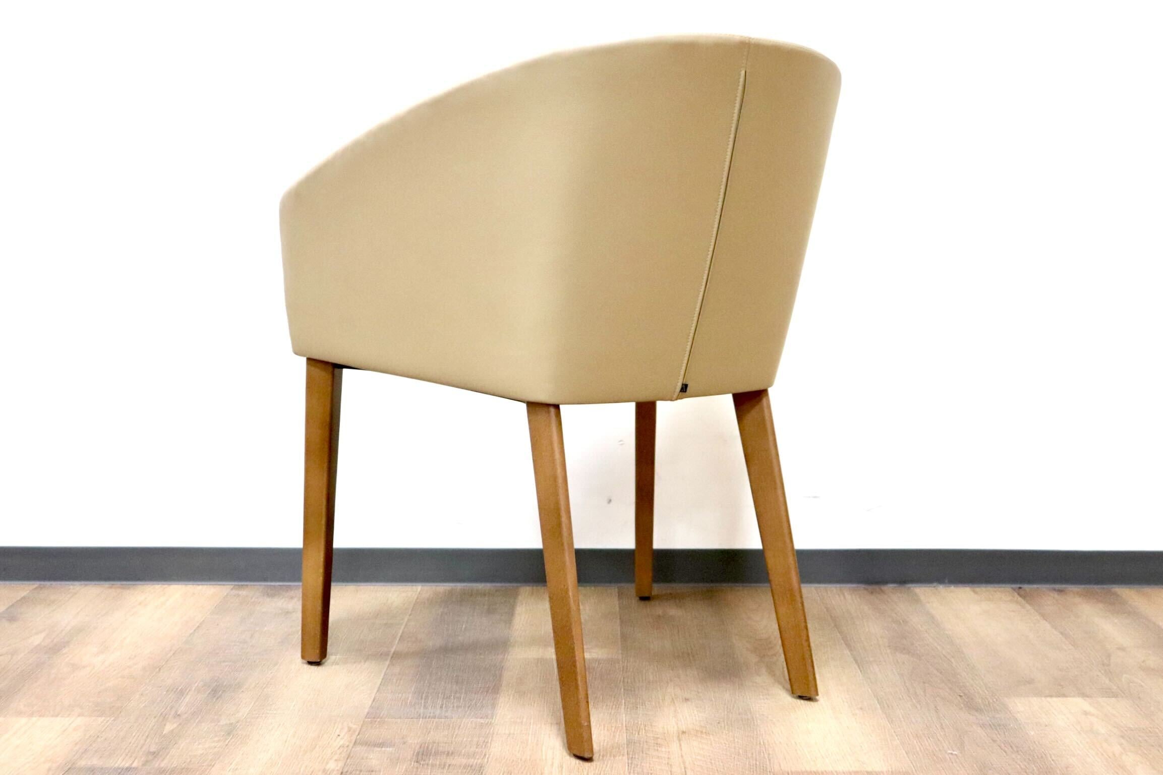 GMGN421P○Andreu World / アンドリュー・ワールド Brandy アームチェア 椅子 本革 レザー ベージュ モダン 定価約20万 展示品