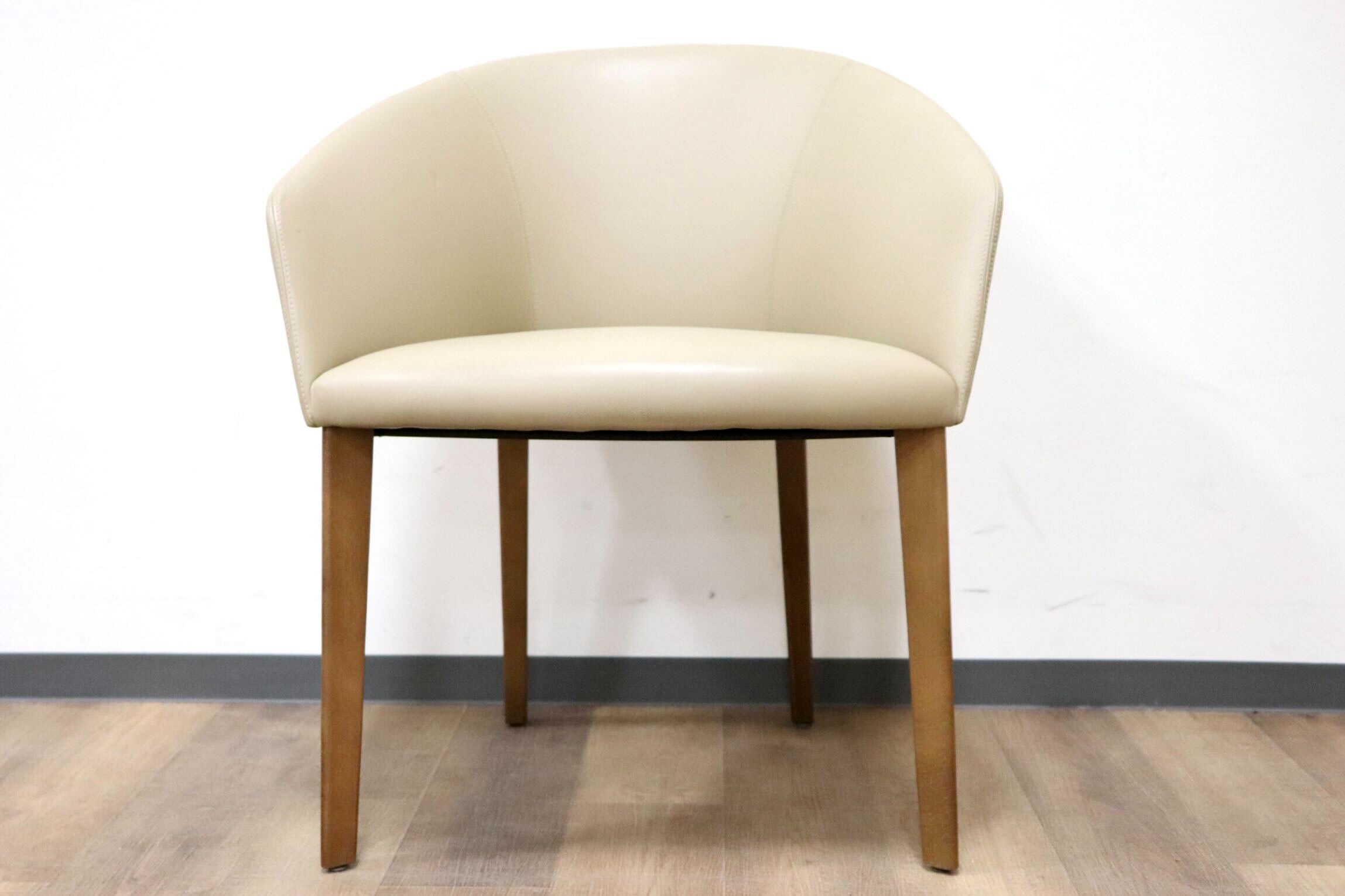 GMGN421P○Andreu World / アンドリュー・ワールド Brandy アームチェア 椅子 本革 レザー ベージュ モダン 定価約20万 展示品