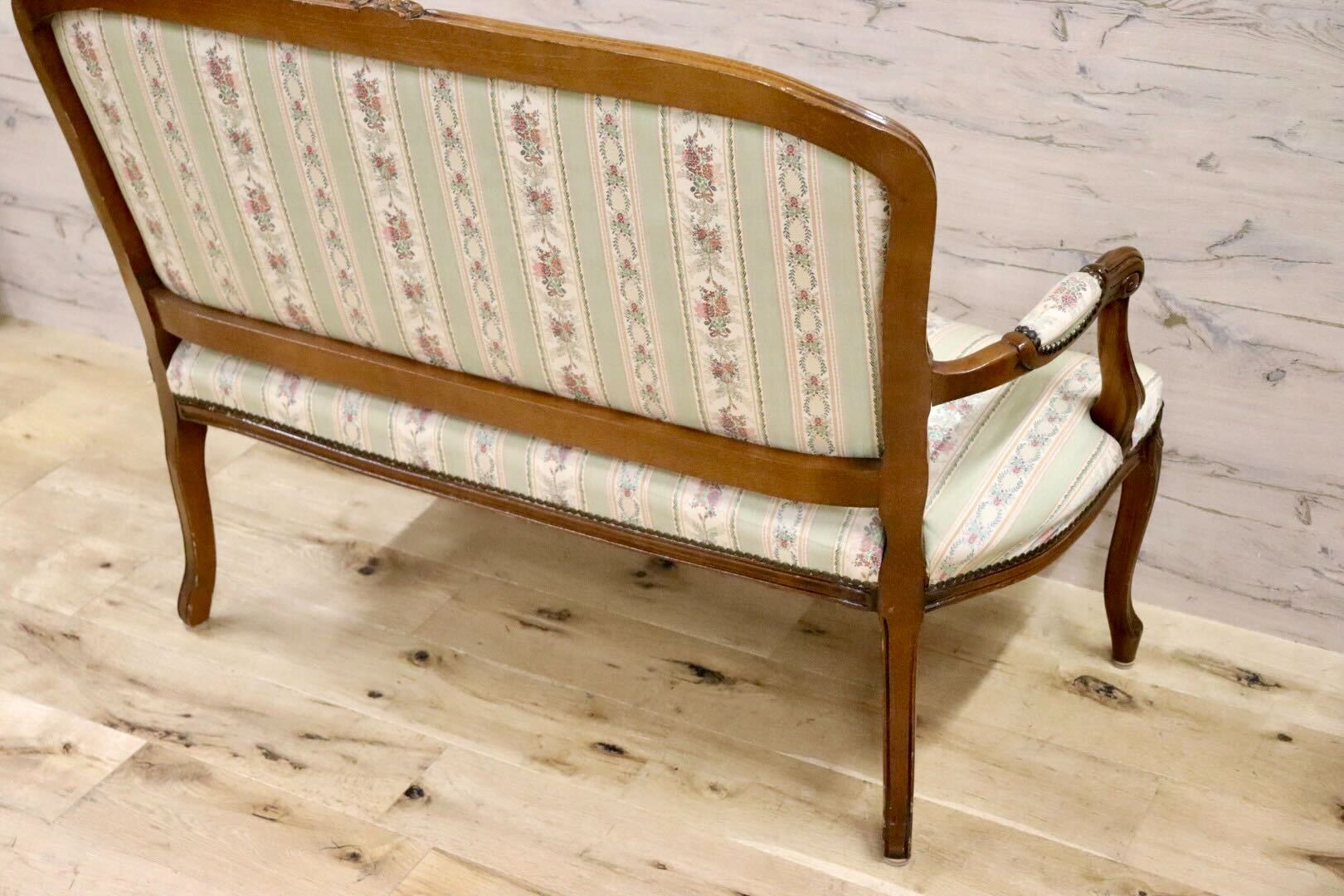 GMGS268○ヴェローナクラシック イタリア製 2人掛けソファ ラブソファ 長椅子 彫刻 鋲打 猫脚 クラシック ファブリック アンティーク