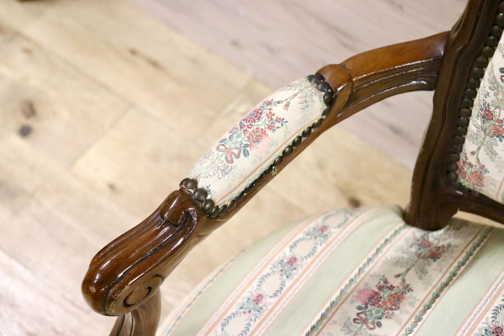 GMGS268○ヴェローナクラシック イタリア製 2人掛けソファ ラブソファ 長椅子 彫刻 鋲打 猫脚 クラシック ファブリック アンティーク