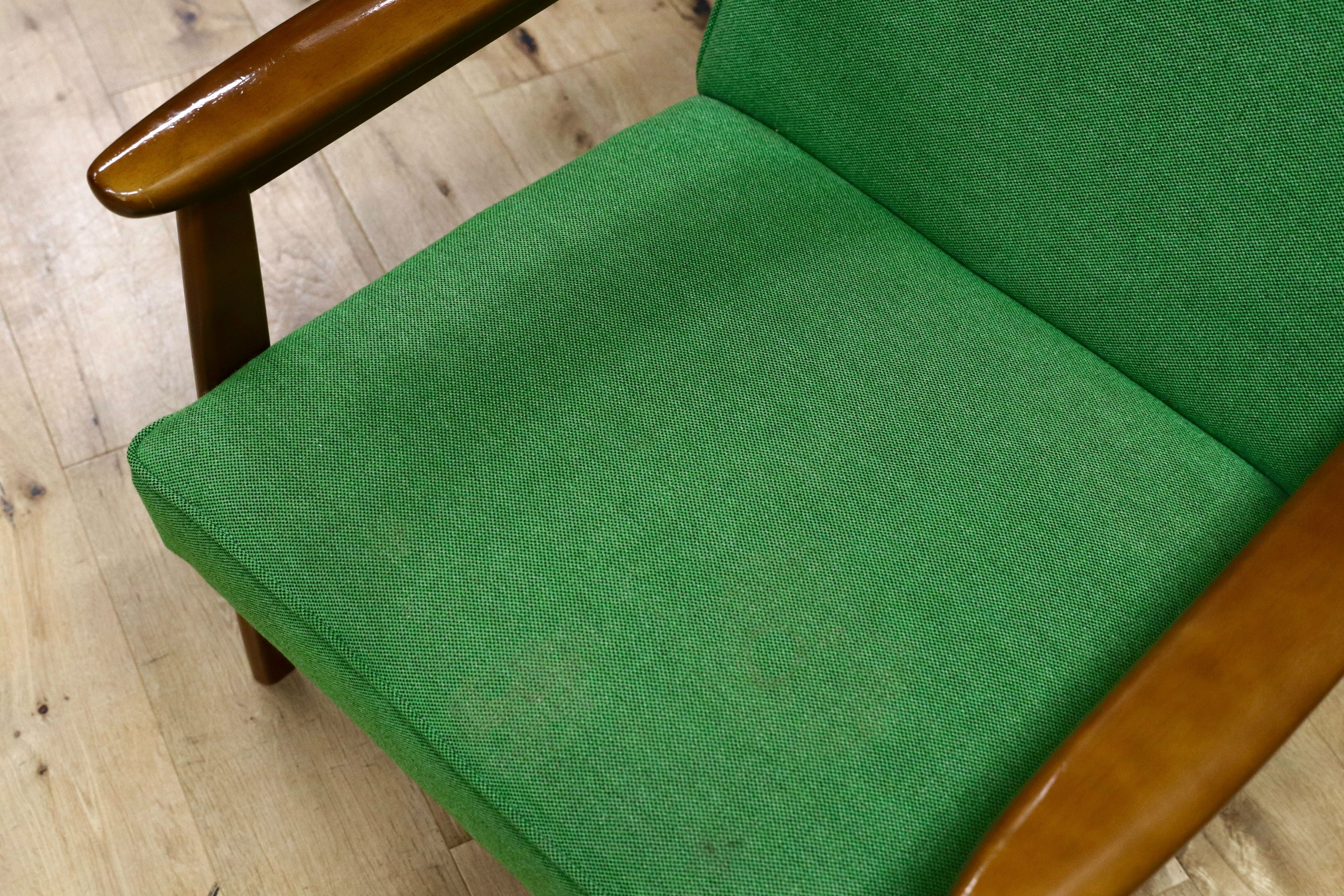 GMHH203○カリモク60 アームチェア Kチェア 1シーター ラウンジチェア グリーン ファブリック 肘掛け椅子 シングルソファ