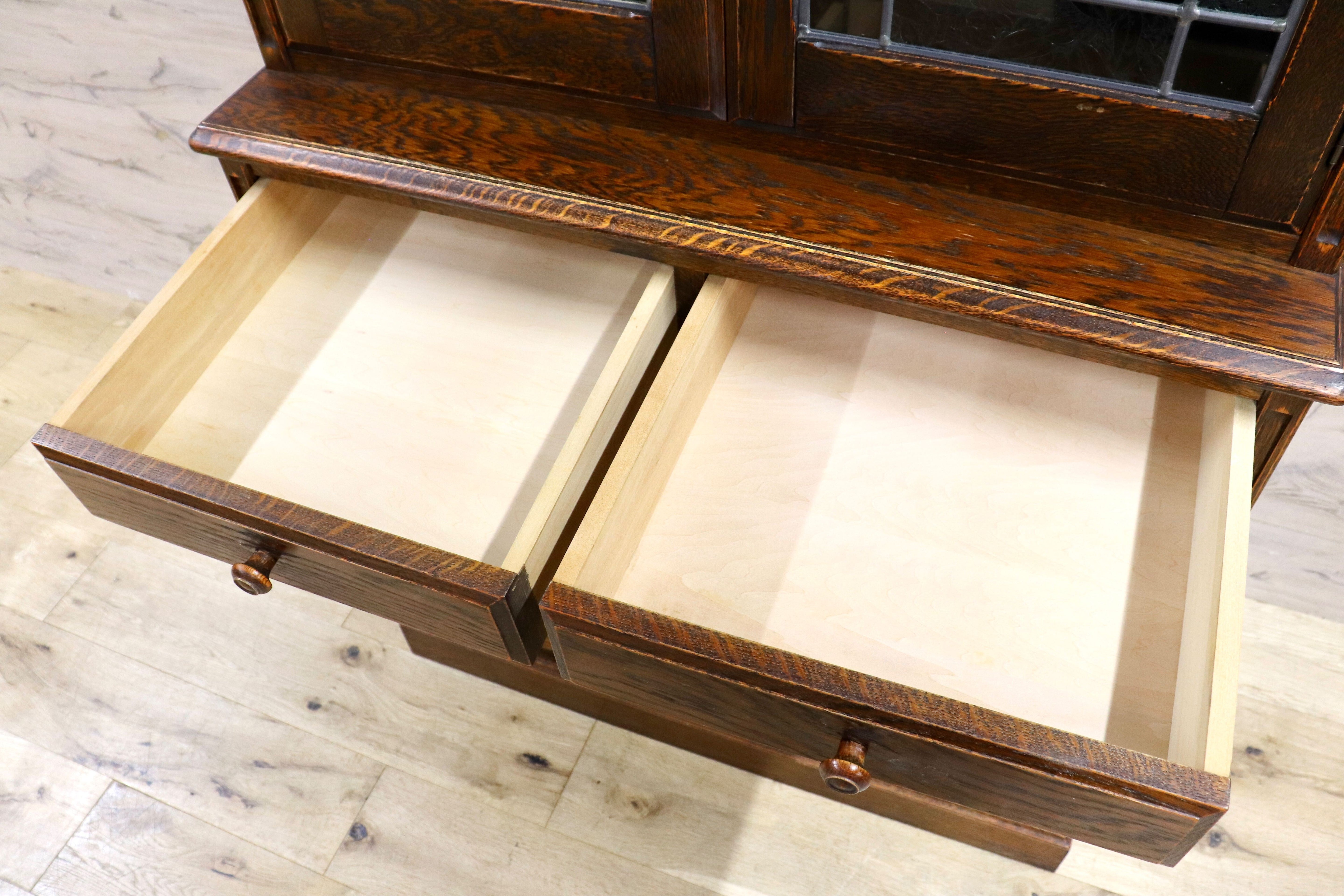 GMIK310A○三越家具 Brugge ブルージュ 食器棚 飾り棚 ステンドグラス カップボード オーク材 英国カントリー アンティーク ヴィンテージ