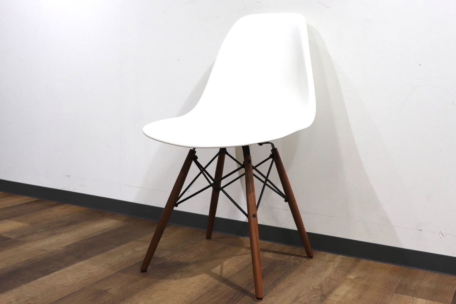 GMHN223○Herman Miller / ハーマンミラー DSW イームズ シェルチェア サイドチェア ウォールナット ホワイト 定価約9.2万 展示品