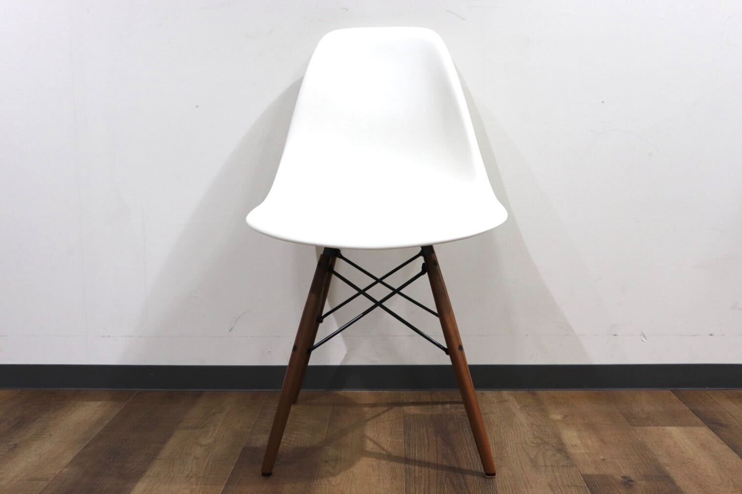 GMHN223○Herman Miller / ハーマンミラー DSW イームズ シェルチェア サイドチェア ウォールナット ホワイト 定価約9.2万 展示品