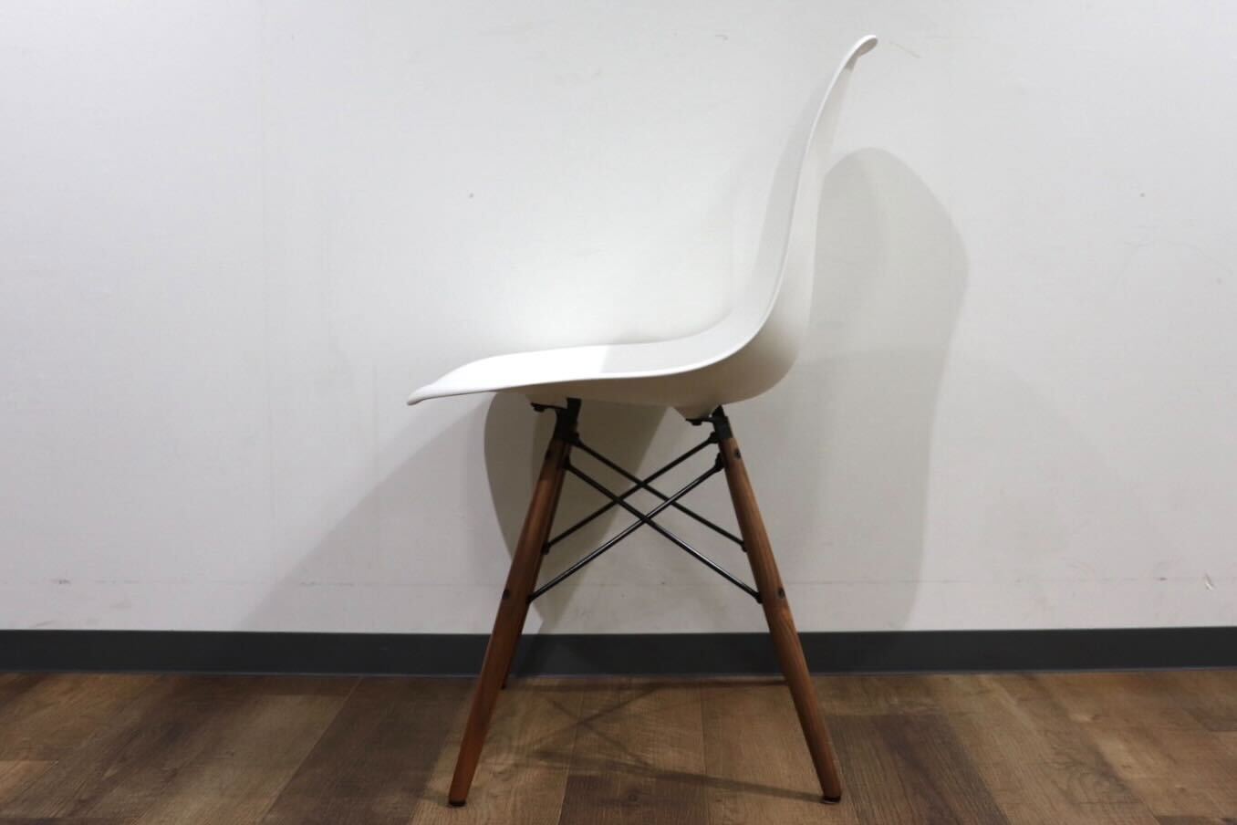 GMHN223○Herman Miller / ハーマンミラー DSW イームズ シェルチェア サイドチェア ウォールナット ホワイト 定価約9.2万 展示品