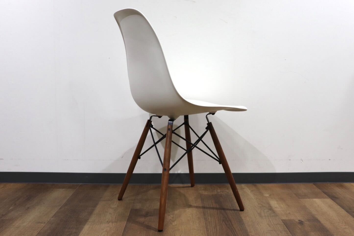 GMHN223○Herman Miller / ハーマンミラー DSW イームズ シェルチェア サイドチェア ウォールナット ホワイト 定価約9.2万 展示品