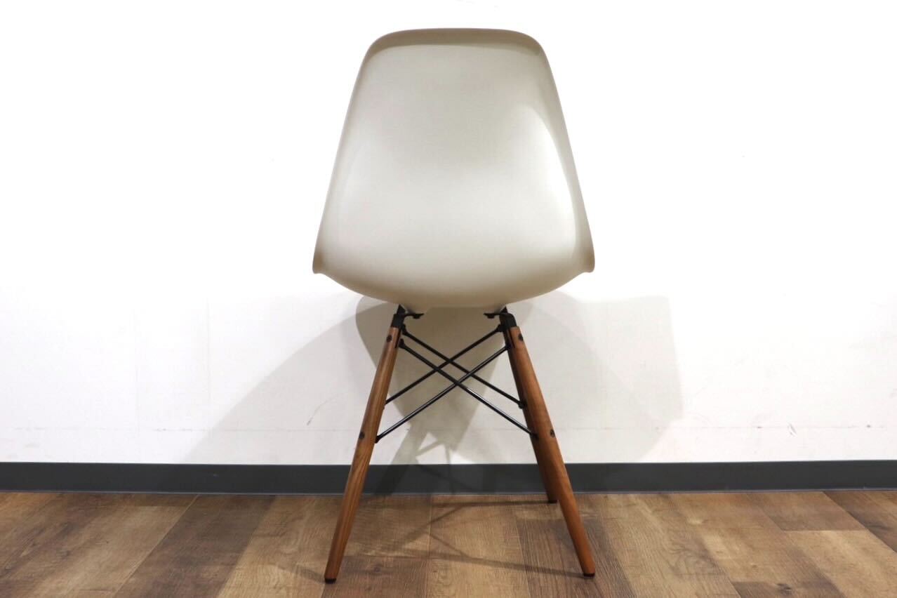 GMHN223○Herman Miller / ハーマンミラー DSW イームズ シェルチェア サイドチェア ウォールナット ホワイト 定価約9.2万 展示品