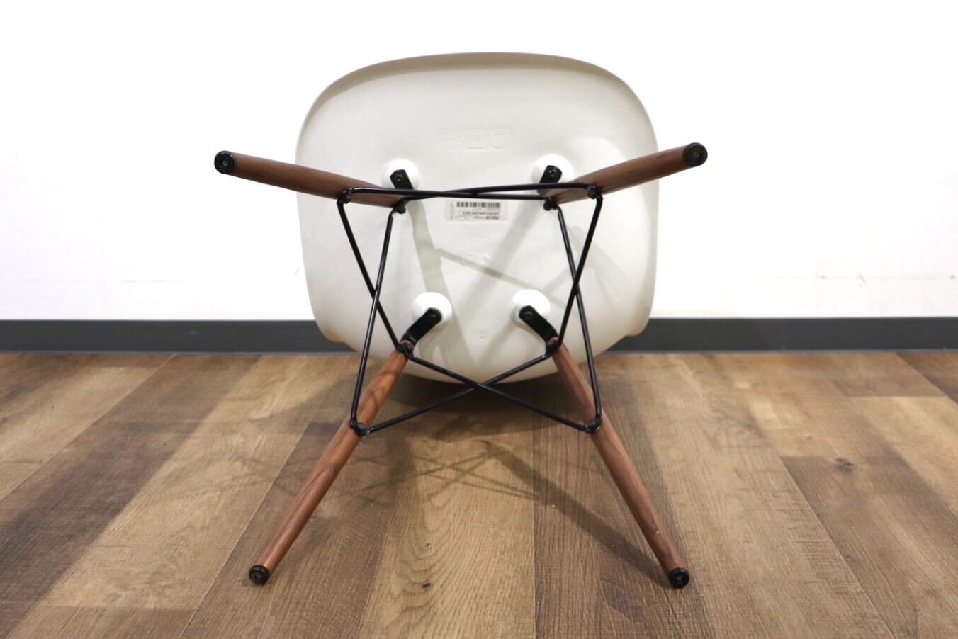 GMHN223○Herman Miller / ハーマンミラー DSW イームズ シェルチェア サイドチェア ウォールナット ホワイト 定価約9.2万 展示品