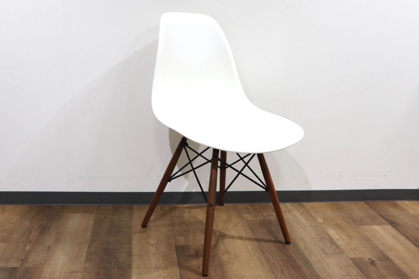 GMHN223○Herman Miller / ハーマンミラー DSW イームズ シェルチェア サイドチェア ウォールナット ホワイト 定価約9.2万 展示品