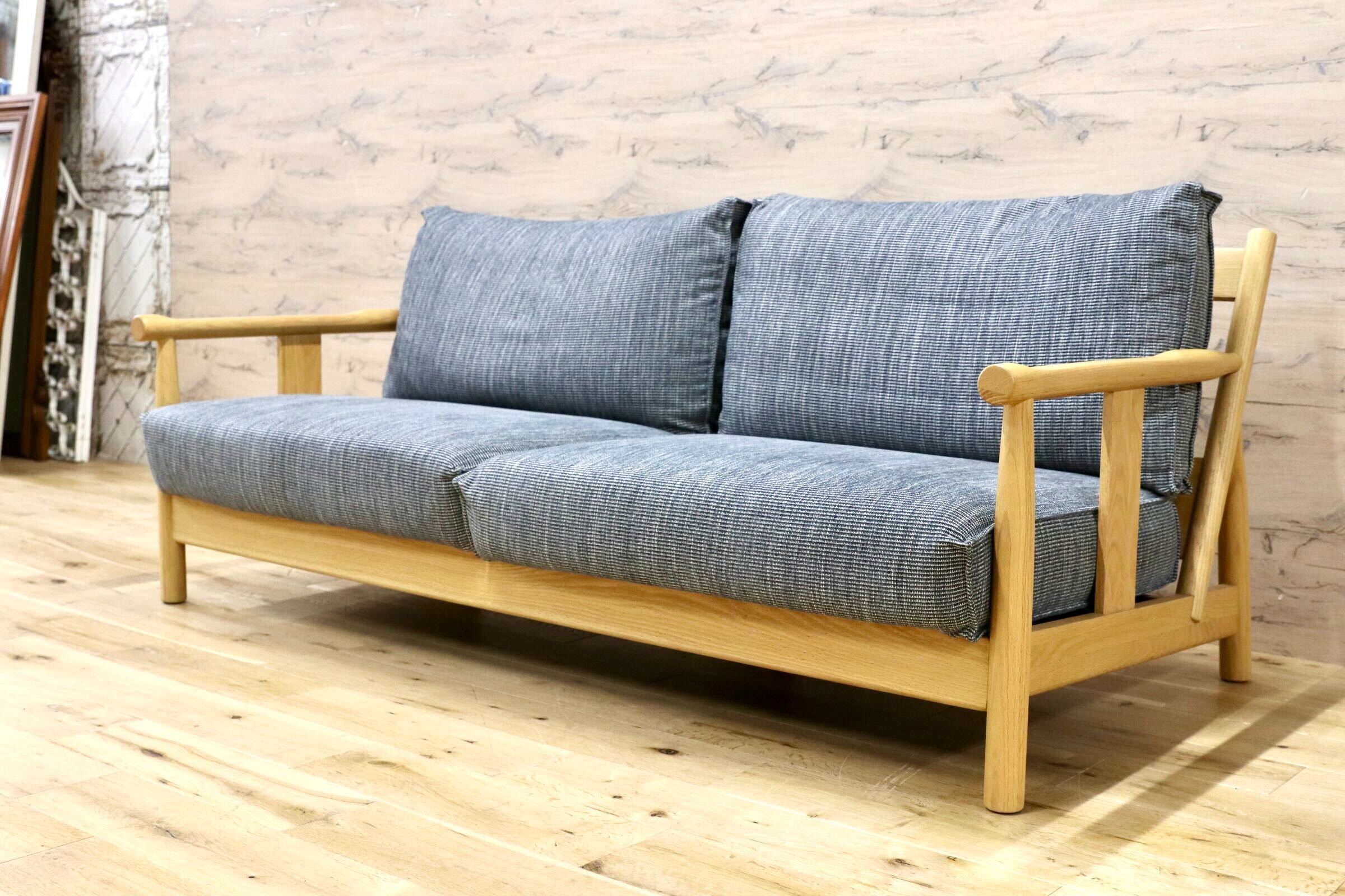 GMIH435○ACTUS / アクタス LODGE ロッジ 2.5人掛けソファ ラブソファ オーク材 ライトグレー 定価約28万 モデルルーム展示品