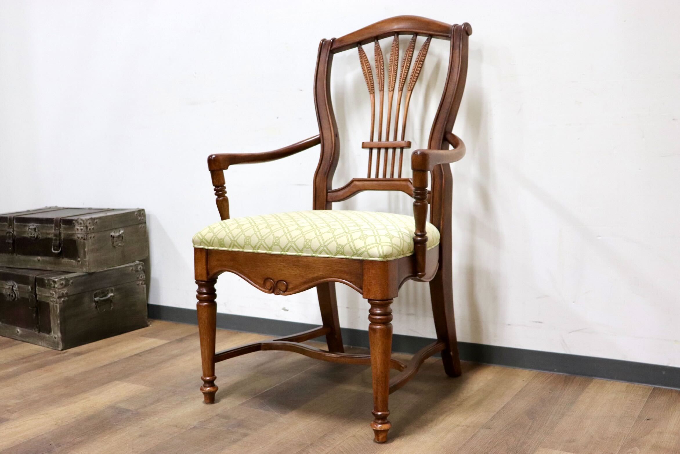 GMHN234A○US ヴィンテージ ダイニングチェア 食卓椅子 アームチェア 椅子 ファブリック 彫刻 クラシック カントリー 輸入家具