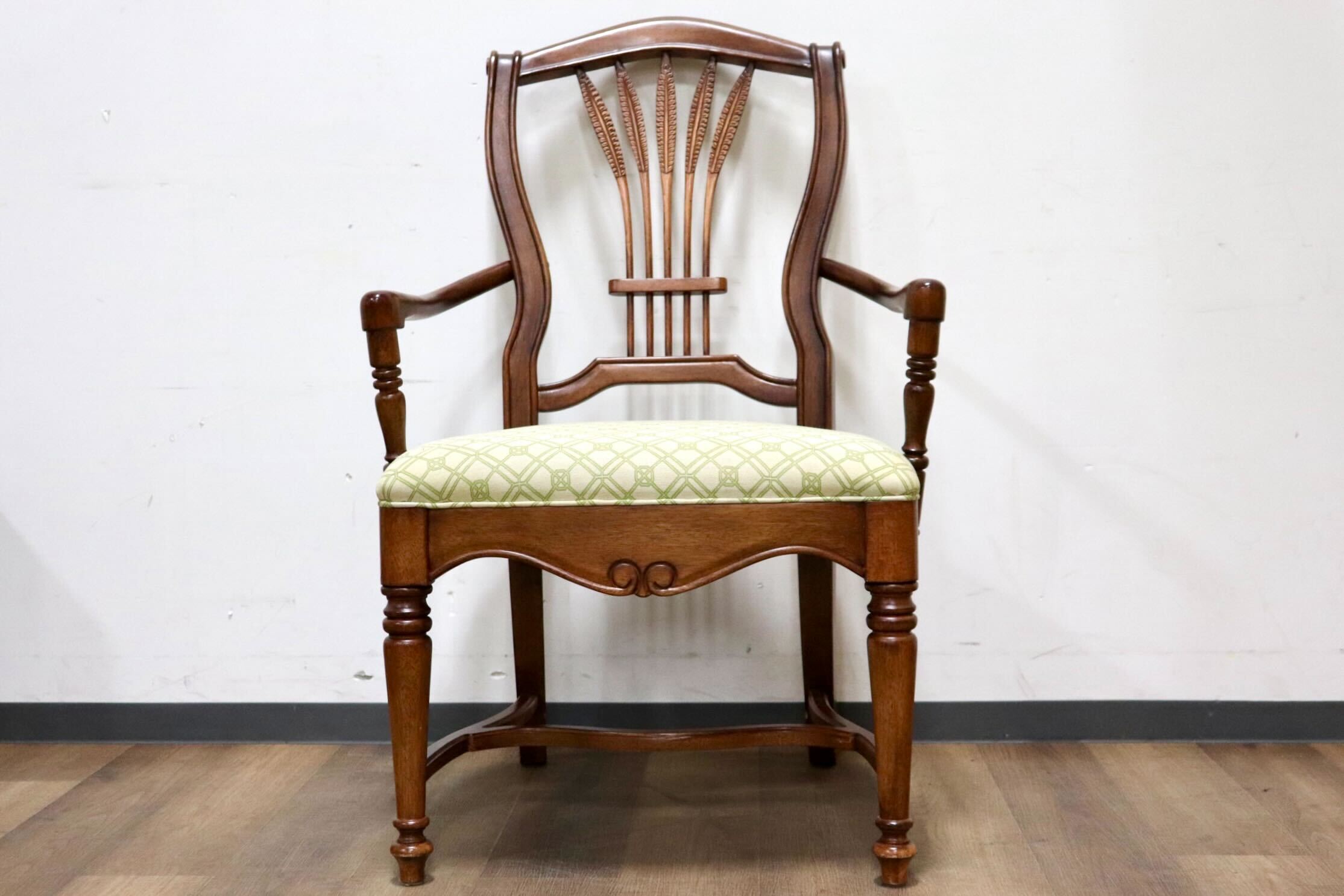 GMHN234A○US ヴィンテージ ダイニングチェア 食卓椅子 アームチェア 椅子 ファブリック 彫刻 クラシック カントリー 輸入家具