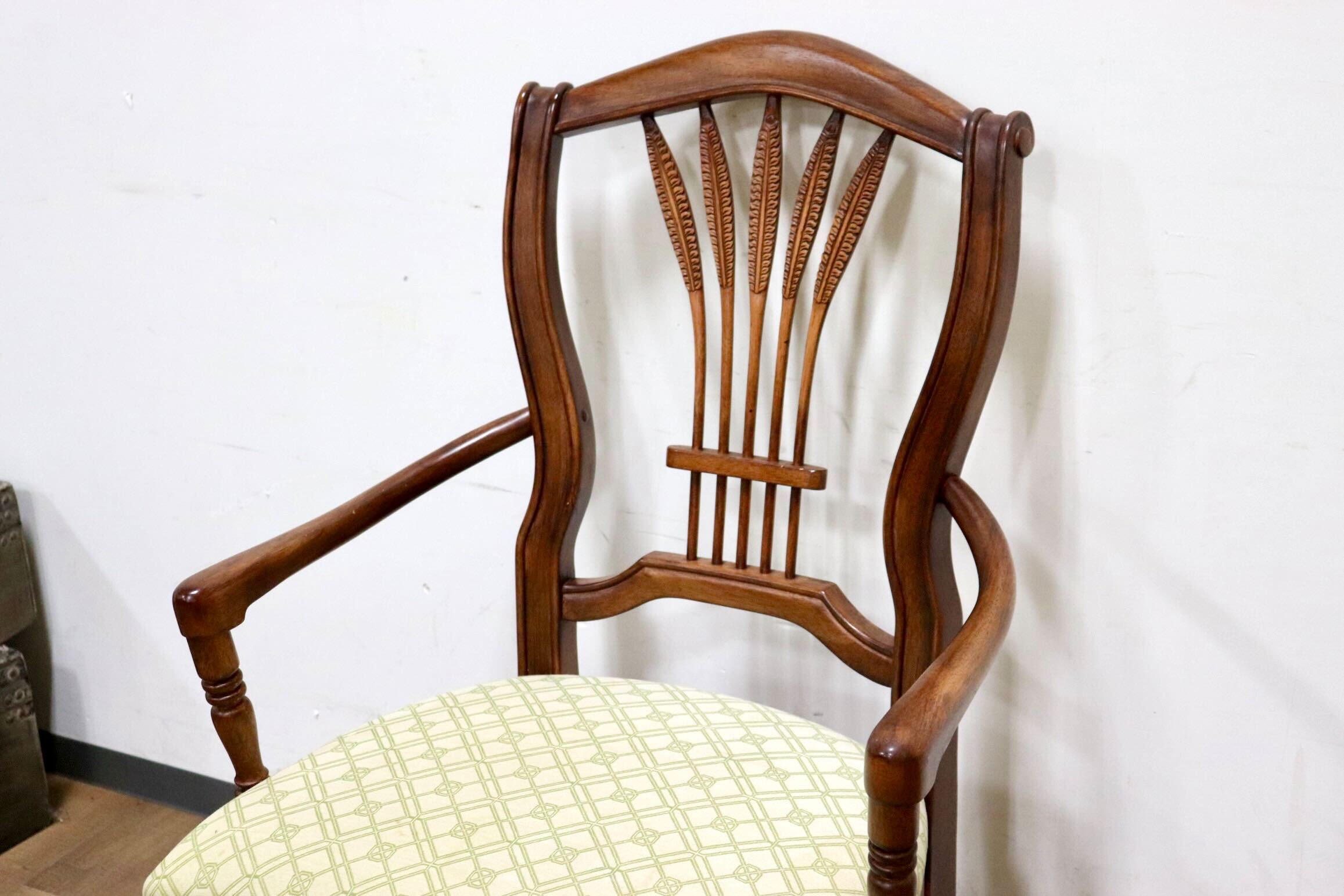 GMHN234A○US ヴィンテージ ダイニングチェア 食卓椅子 アームチェア 椅子 ファブリック 彫刻 クラシック カントリー 輸入家具