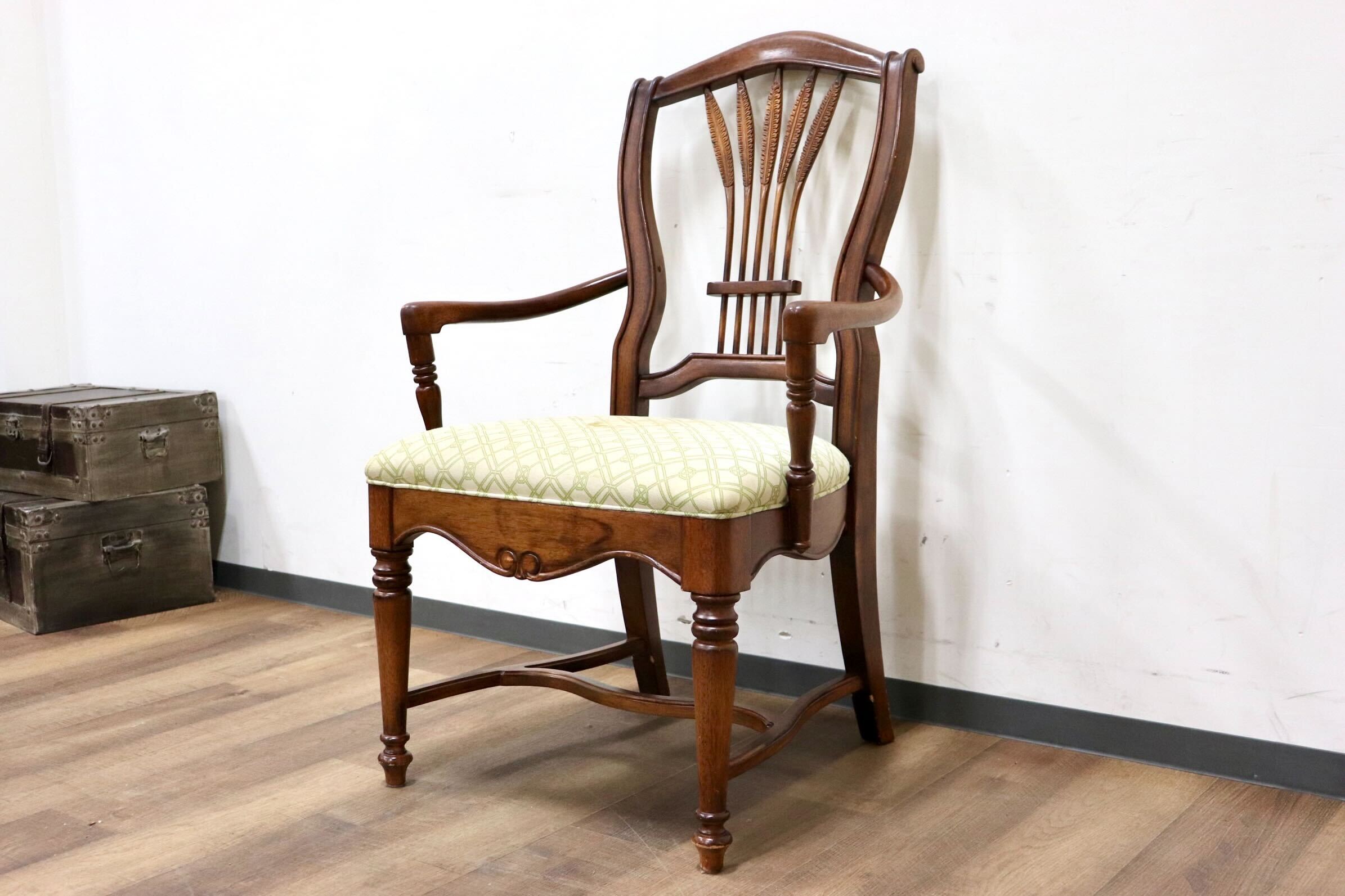 GMHN234B○US ヴィンテージ ダイニングチェア 食卓椅子 アームチェア 椅子 ファブリック 彫刻 クラシック カントリー 輸入家具