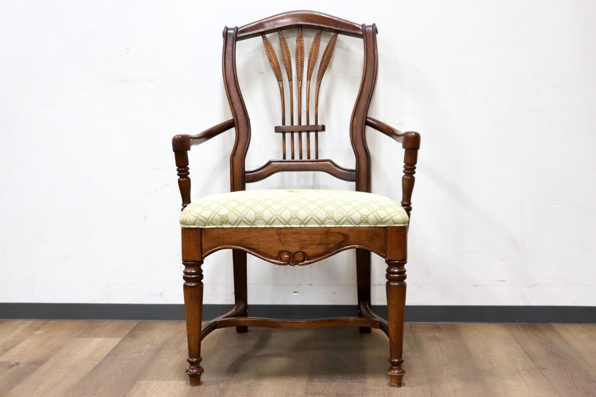 GMHN234B○US ヴィンテージ ダイニングチェア 食卓椅子 アームチェア 椅子 ファブリック 彫刻 クラシック カントリー 輸入家具