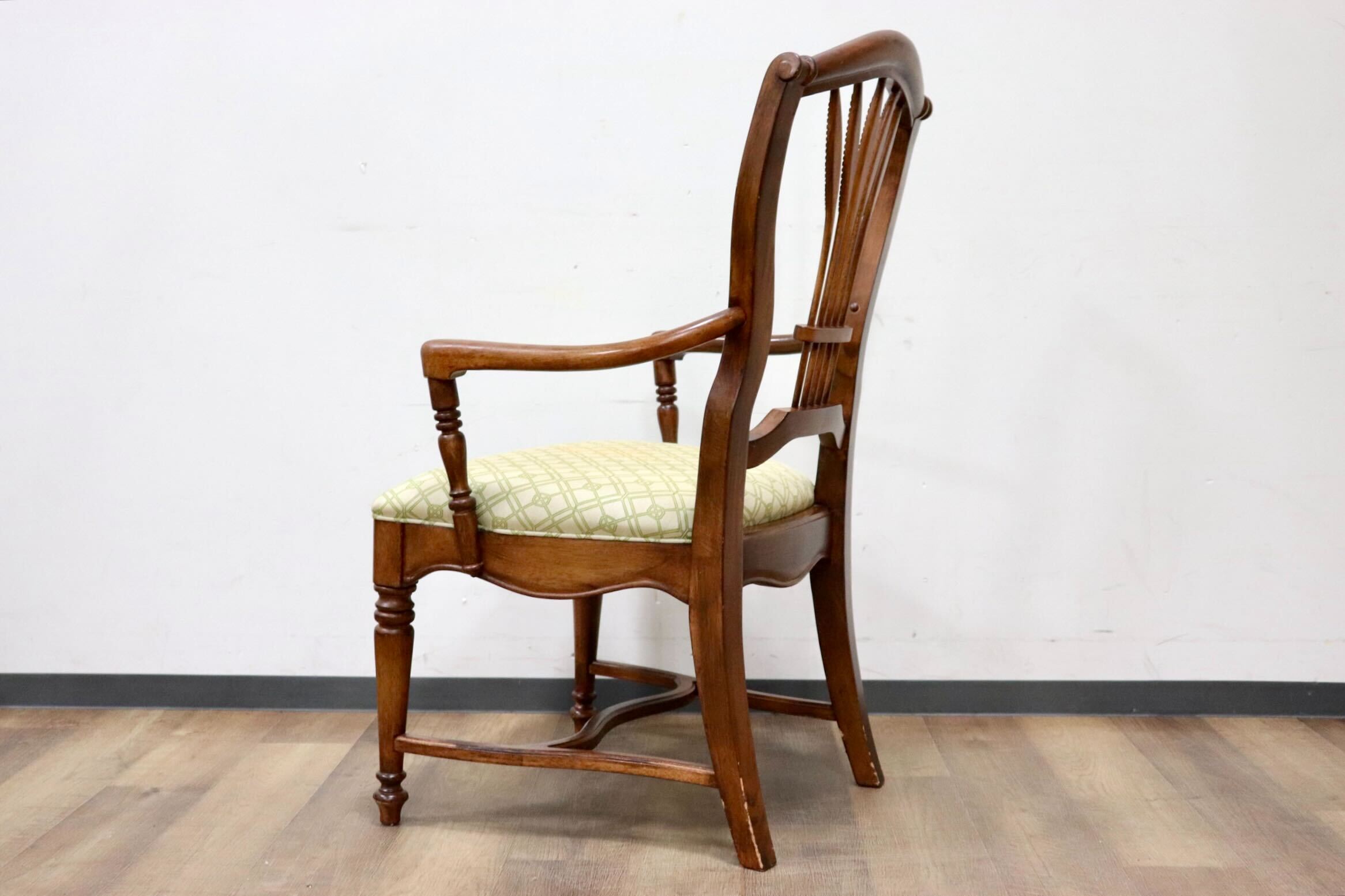 GMHN234B○US ヴィンテージ ダイニングチェア 食卓椅子 アームチェア 椅子 ファブリック 彫刻 クラシック カントリー 輸入家具