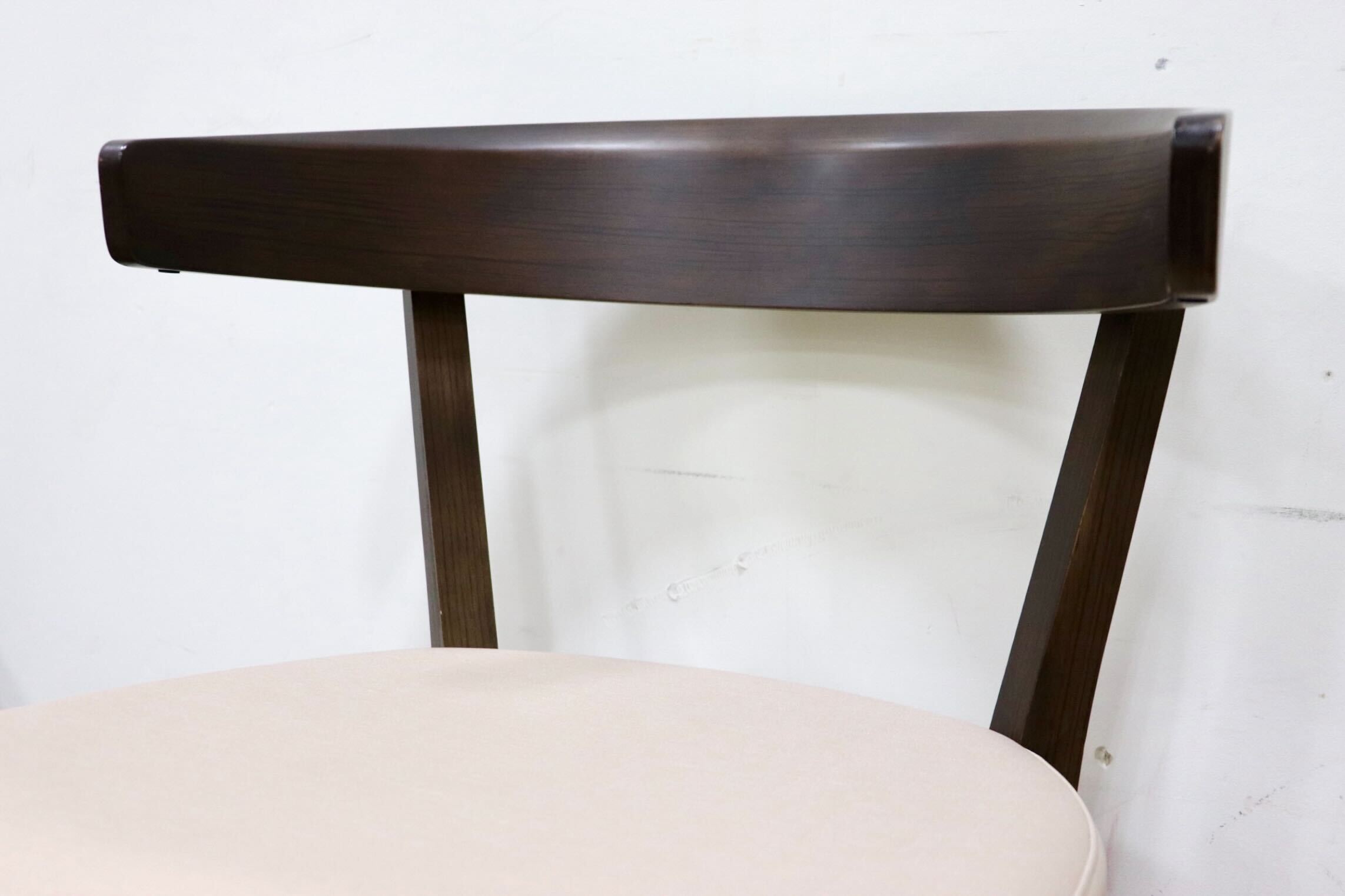 GMHN230A○karimoku / カリモク ダイニングチェア セミアームチェア 食卓椅子 椅子 ラバトリー材 合皮 マニエラ 国産家具 定価4.5万 展示品