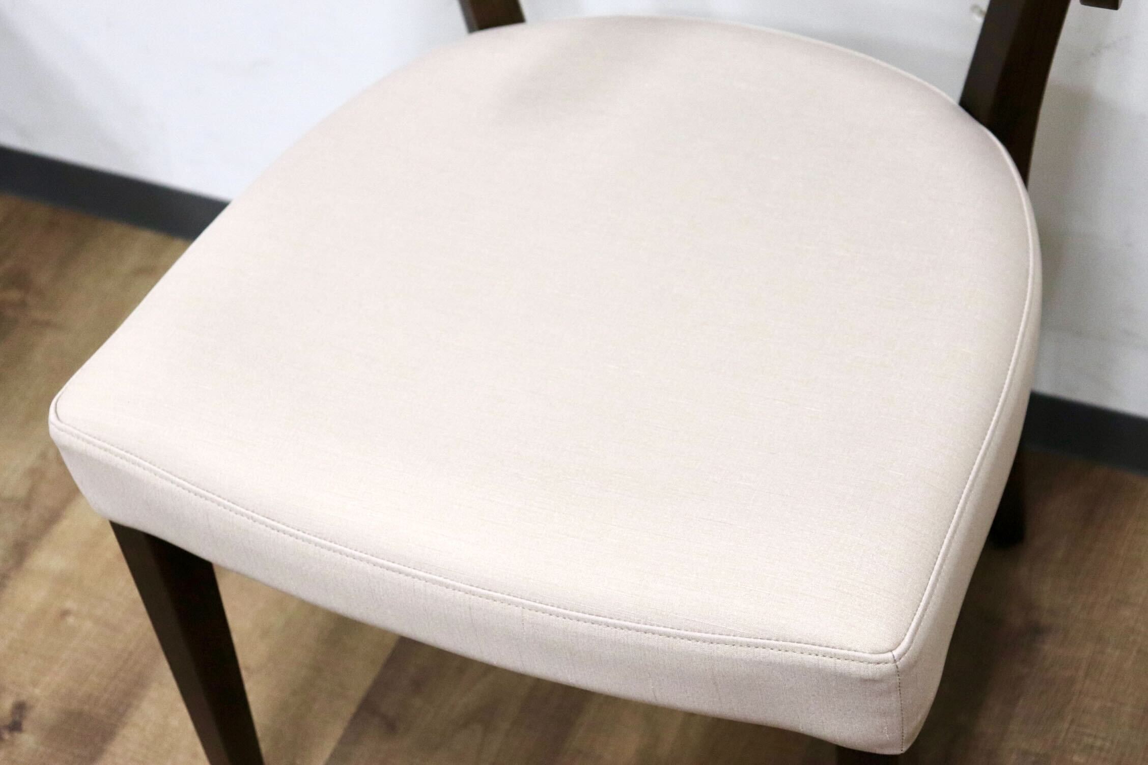 GMHN230A○karimoku / カリモク ダイニングチェア セミアームチェア 食卓椅子 椅子 ラバトリー材 合皮 マニエラ 国産家具 定価4.5万 展示品