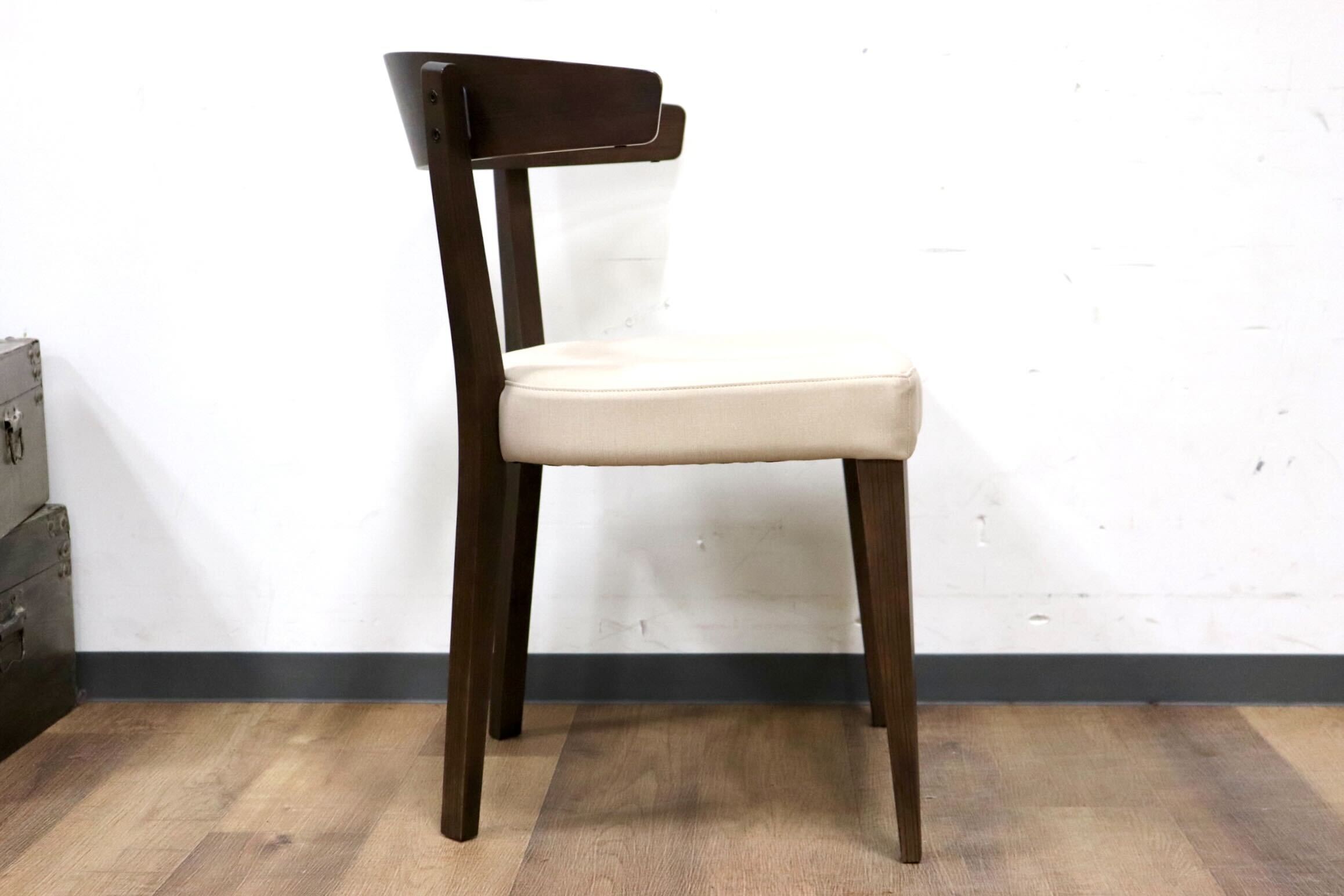 GMHN230A○karimoku / カリモク ダイニングチェア セミアームチェア 食卓椅子 椅子 ラバトリー材 合皮 マニエラ 国産家具 定価4.5万 展示品