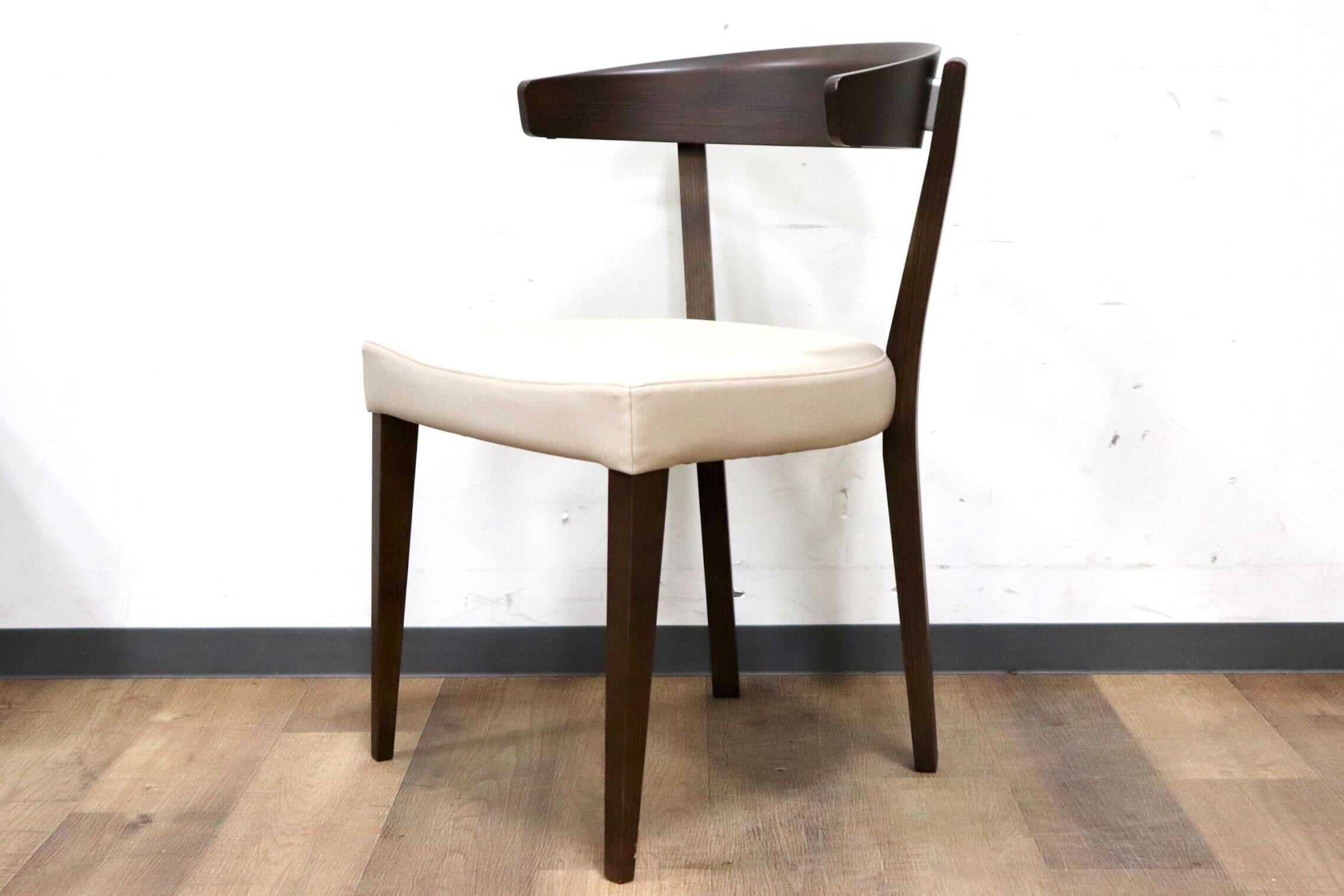 GMHN230A○karimoku / カリモク ダイニングチェア セミアームチェア 食卓椅子 椅子 ラバトリー材 合皮 マニエラ 国産家具 定価4.5万 展示品