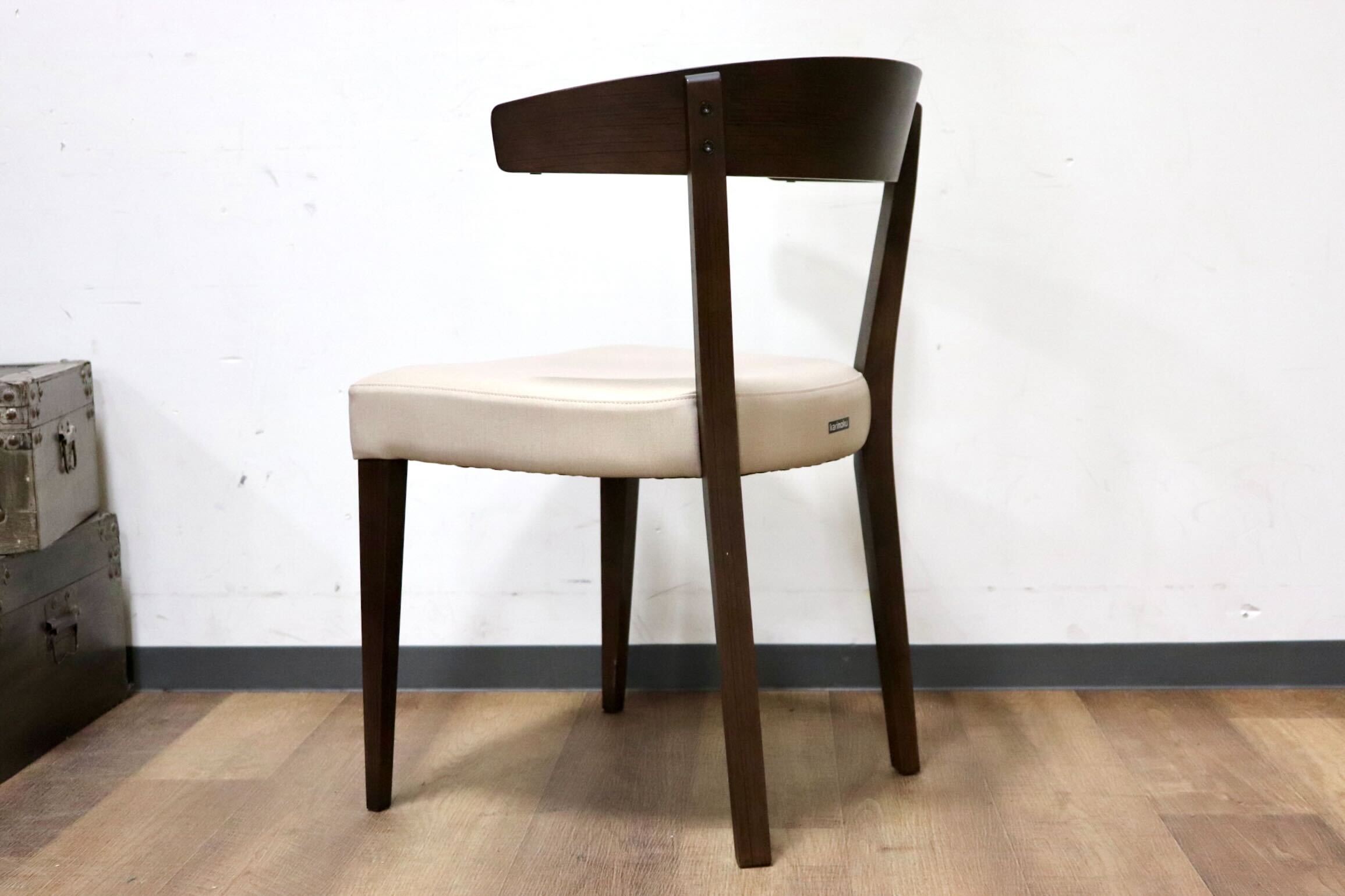 GMHN230B○karimoku / カリモク ダイニングチェア セミアームチェア 食卓椅子 椅子 ラバトリー材 合皮 マニエラ 国産家具 定価4.5万 展示品