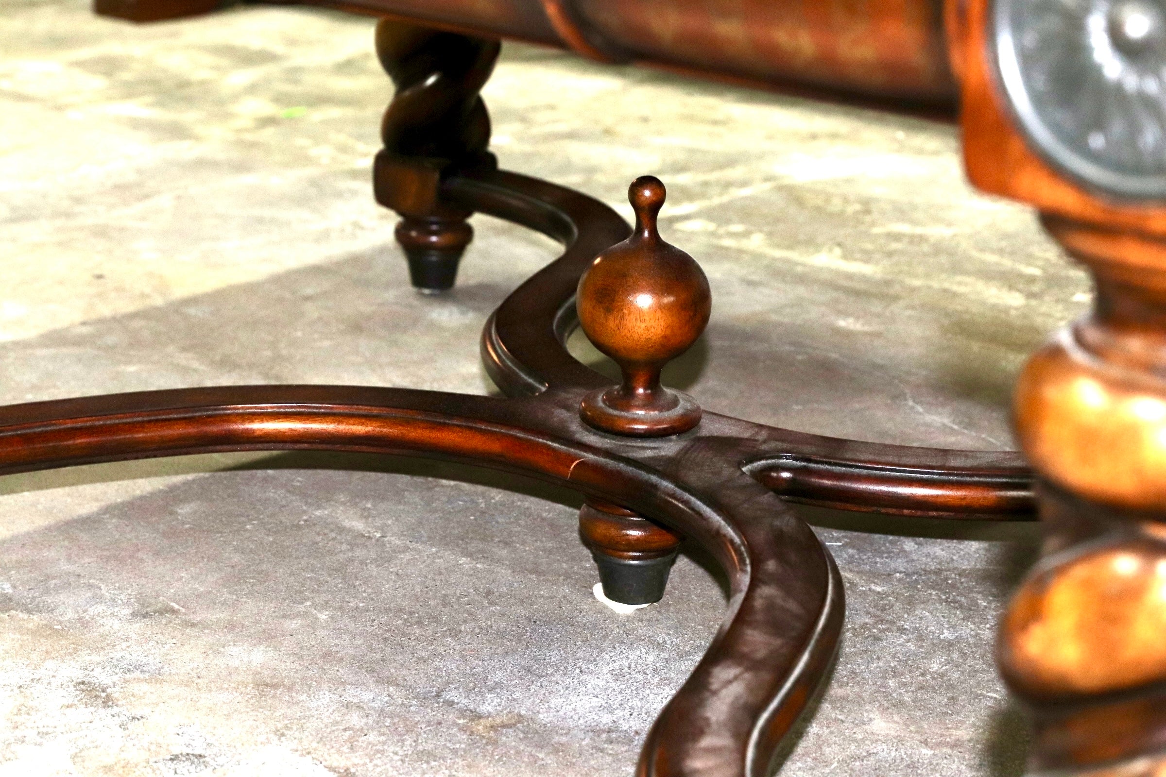 GMJS182○THEODORE ALEXANDER / セオドア・アレキサンダー THE ARMOURY COLLECTION カクテルテーブル センターテーブル 展示品 稀少