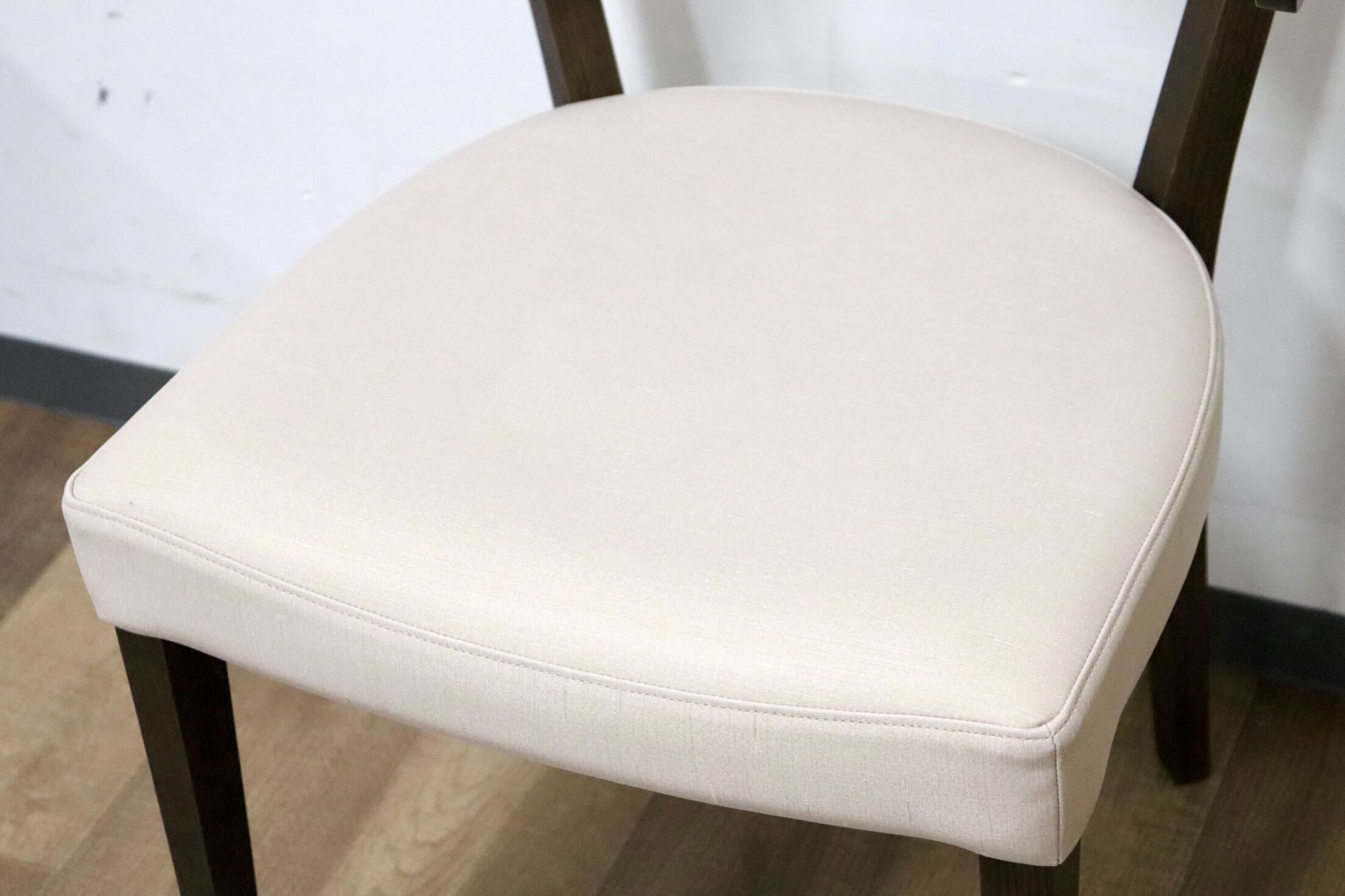 GMHN230C○karimoku / カリモク ダイニングチェア セミアームチェア 食卓椅子 椅子 ラバトリー材 合皮 マニエラ 国産家具 定価4.5万 展示品