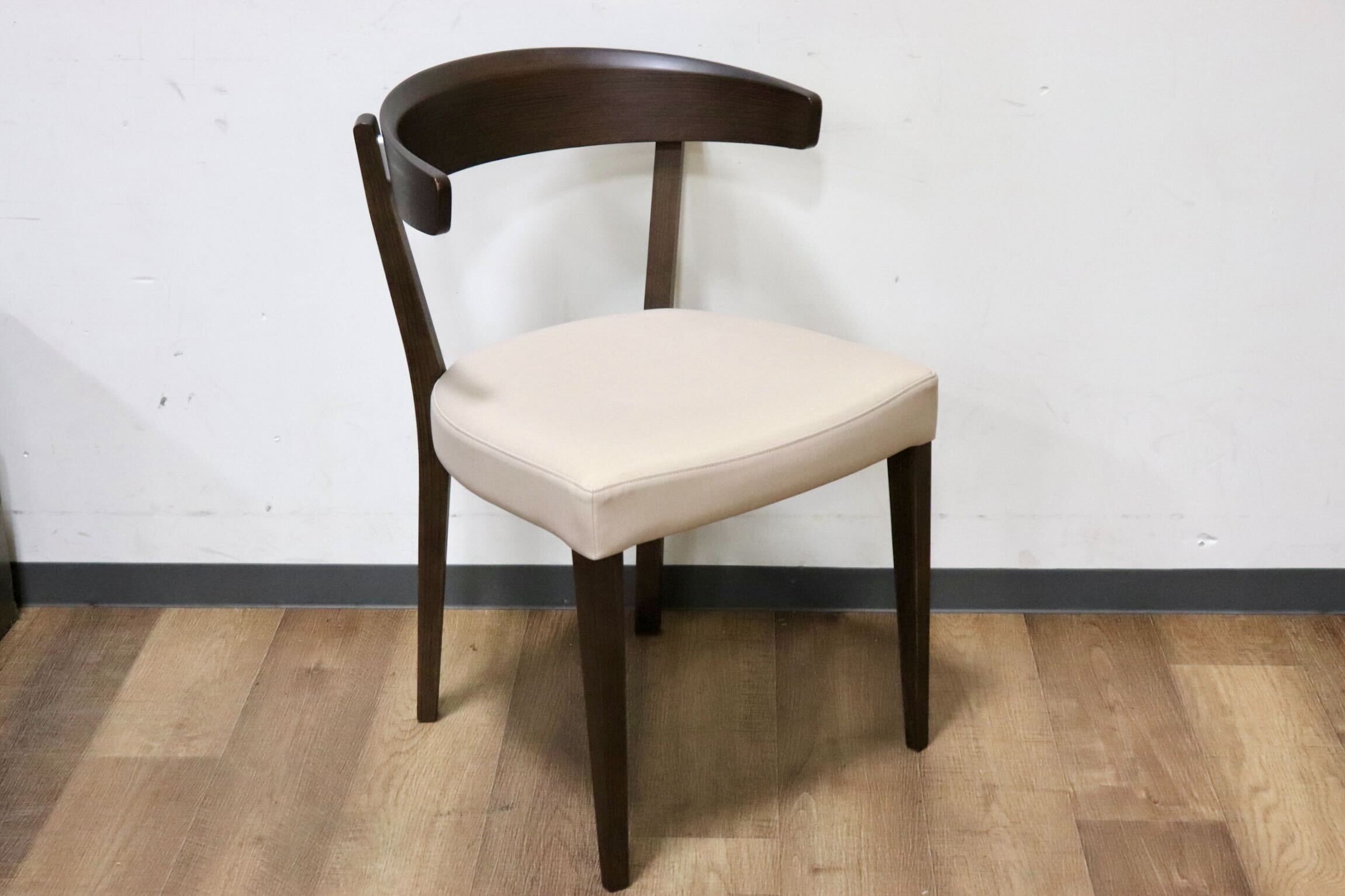 GMHN230C○karimoku / カリモク ダイニングチェア セミアームチェア 食卓椅子 椅子 ラバトリー材 合皮 マニエラ 国産家具 定価4.5万 展示品