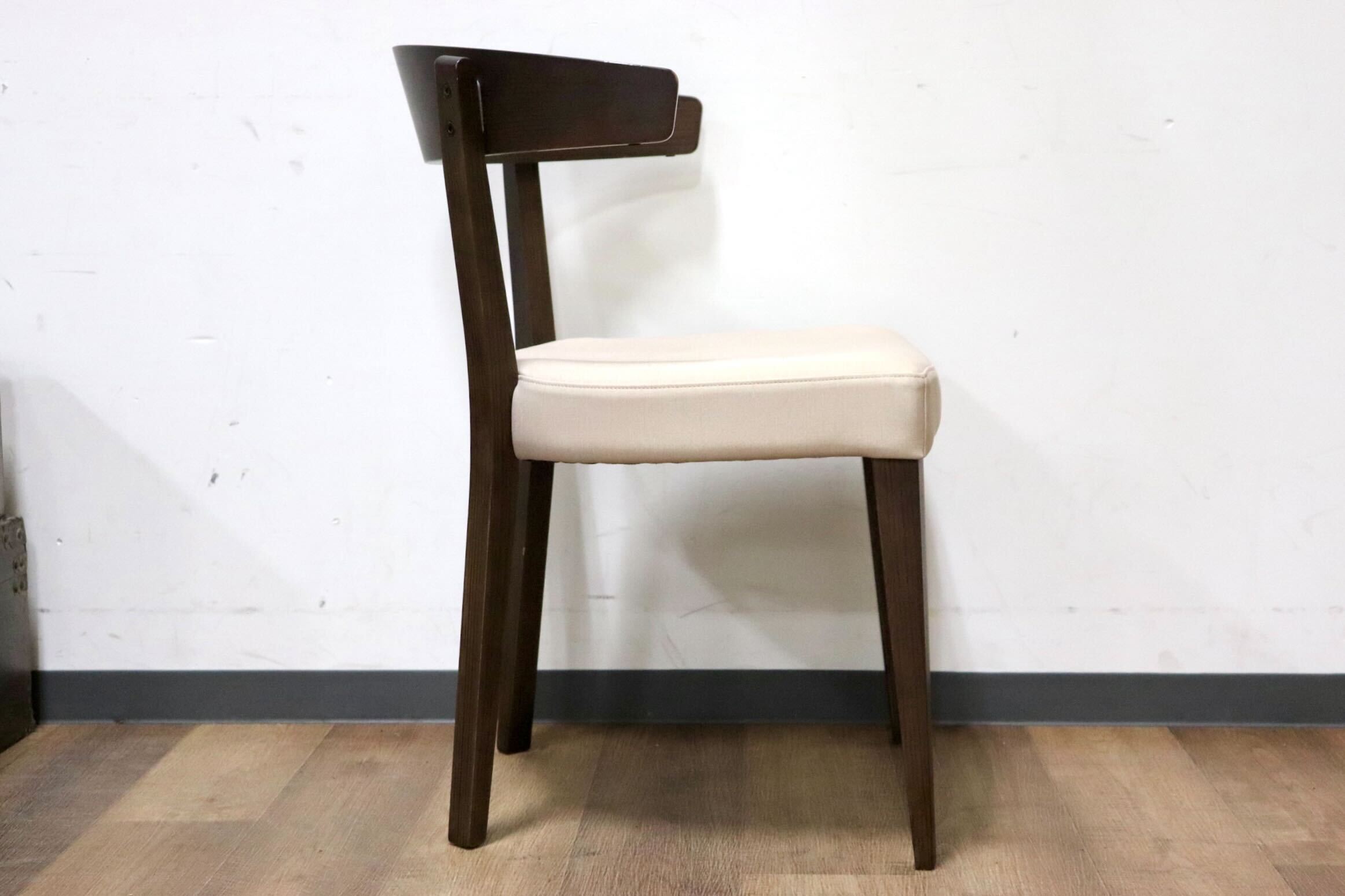 GMHN230C○karimoku / カリモク ダイニングチェア セミアームチェア 食卓椅子 椅子 ラバトリー材 合皮 マニエラ 国産家具 定価4.5万 展示品