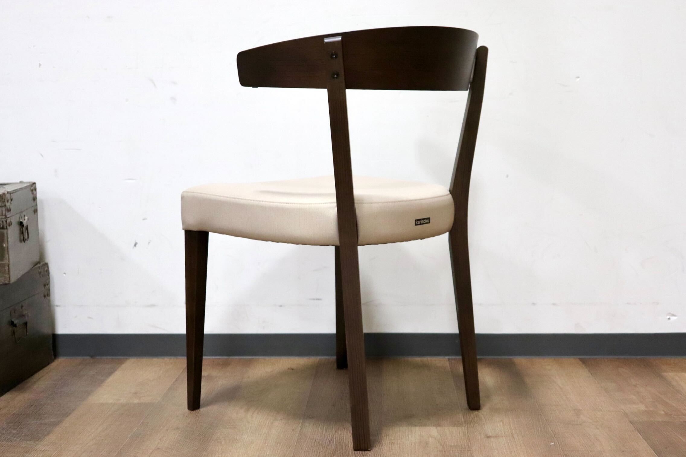 GMHN230C○karimoku / カリモク ダイニングチェア セミアームチェア 食卓椅子 椅子 ラバトリー材 合皮 マニエラ 国産家具 定価4.5万 展示品