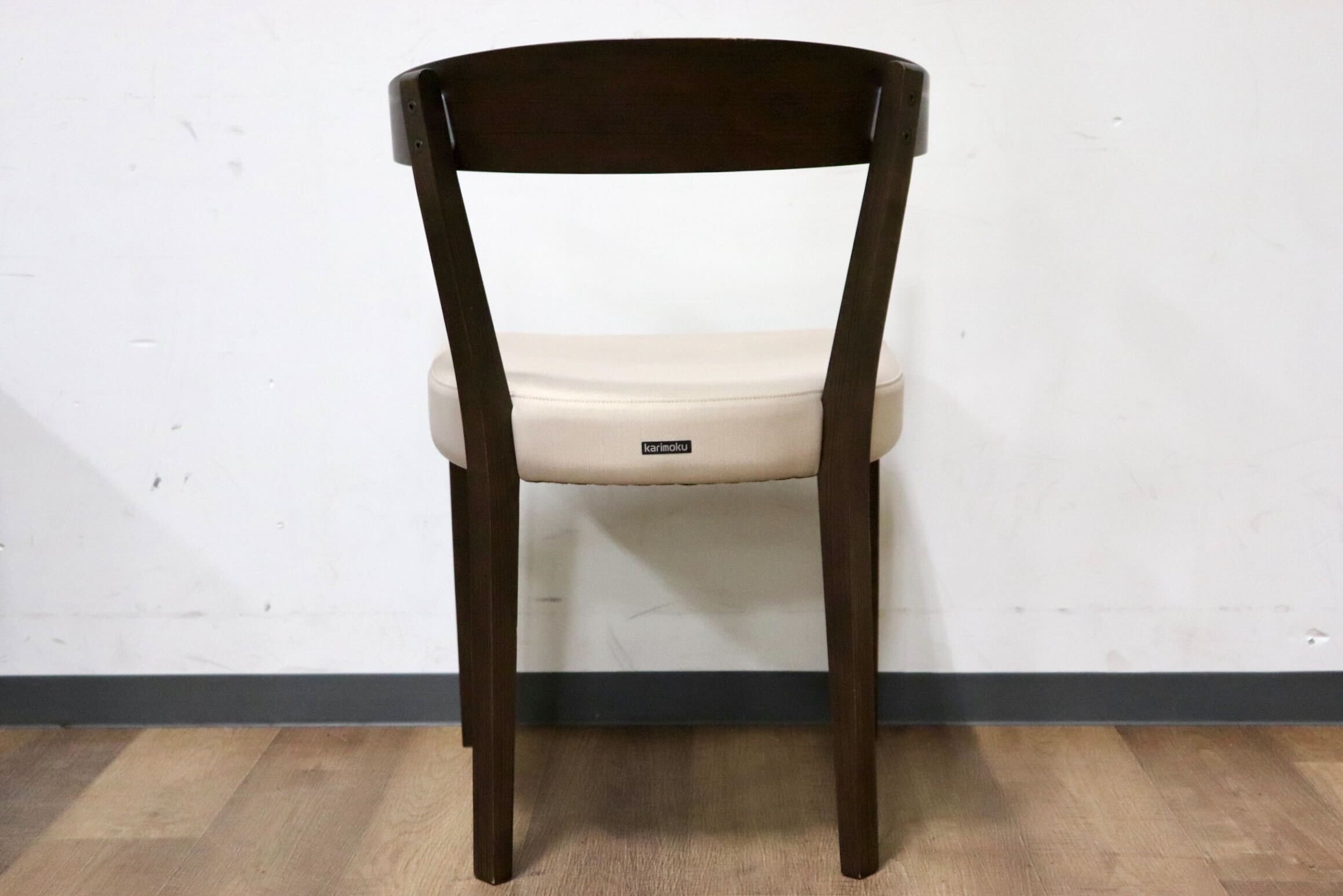 GMHN230C○karimoku / カリモク ダイニングチェア セミアームチェア 食卓椅子 椅子 ラバトリー材 合皮 マニエラ 国産家具 定価4.5万 展示品