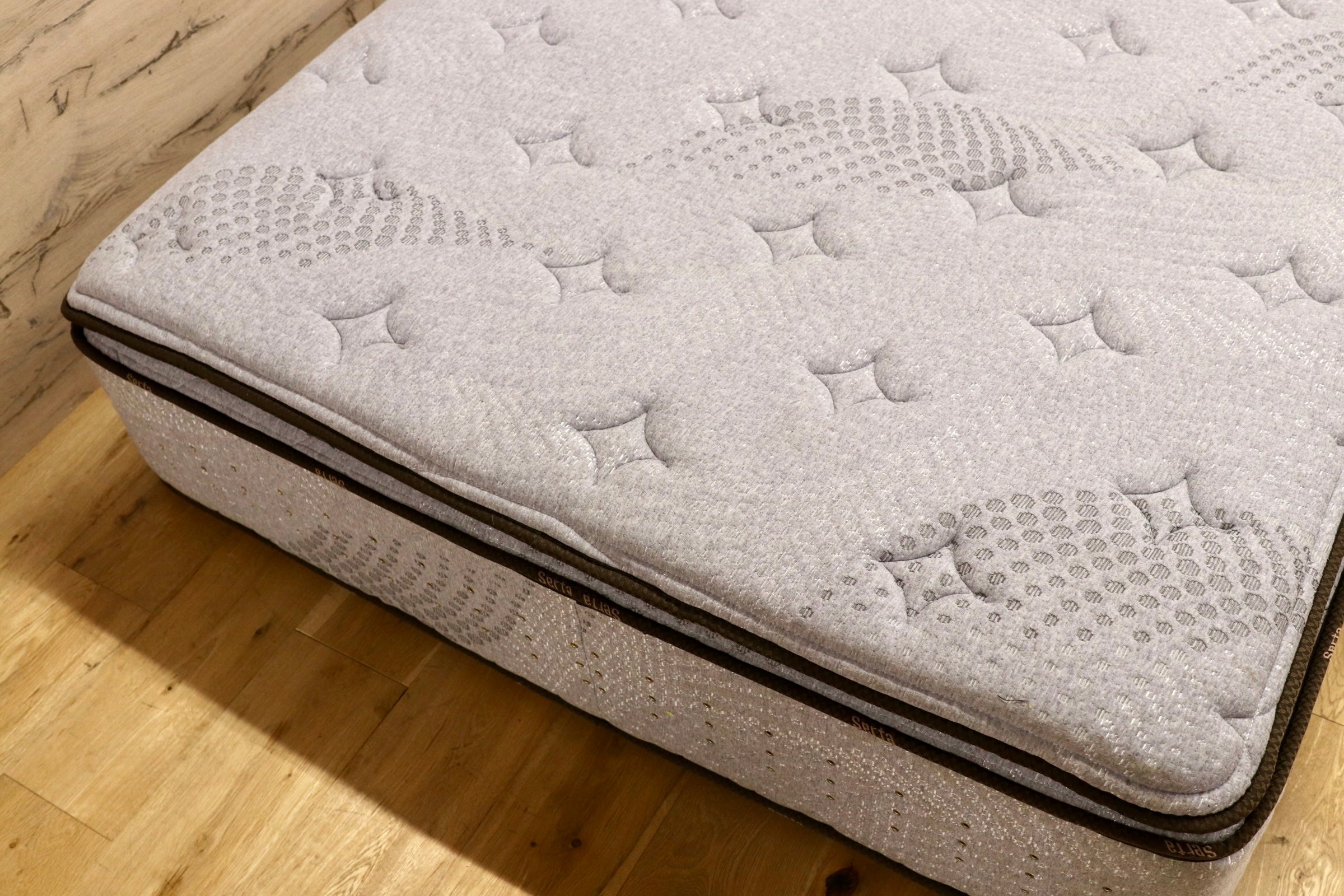 GMJH234○Serta / サータ Light Breeze ライトブリーズ 7.7 ピローソフト セミダブル ポケットコイルマットレス 定価約30万 展示品