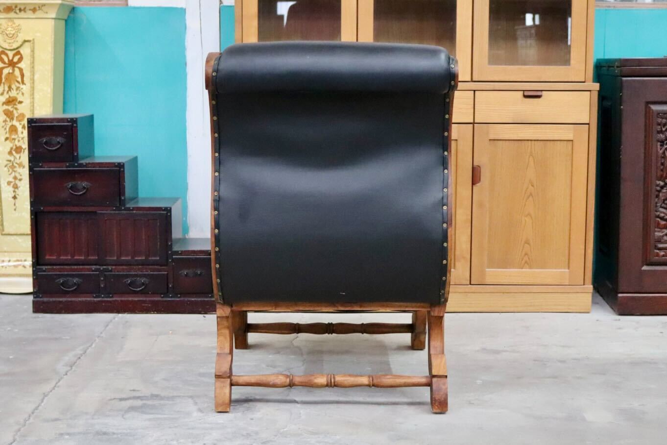 GMIK494B○CORIGGE MARKET / カリッジマーケット マドゥーラ 椅子 1人掛けソファ アームソファ 木製 無垢材 チーク材 手彫り 本革 アジアン