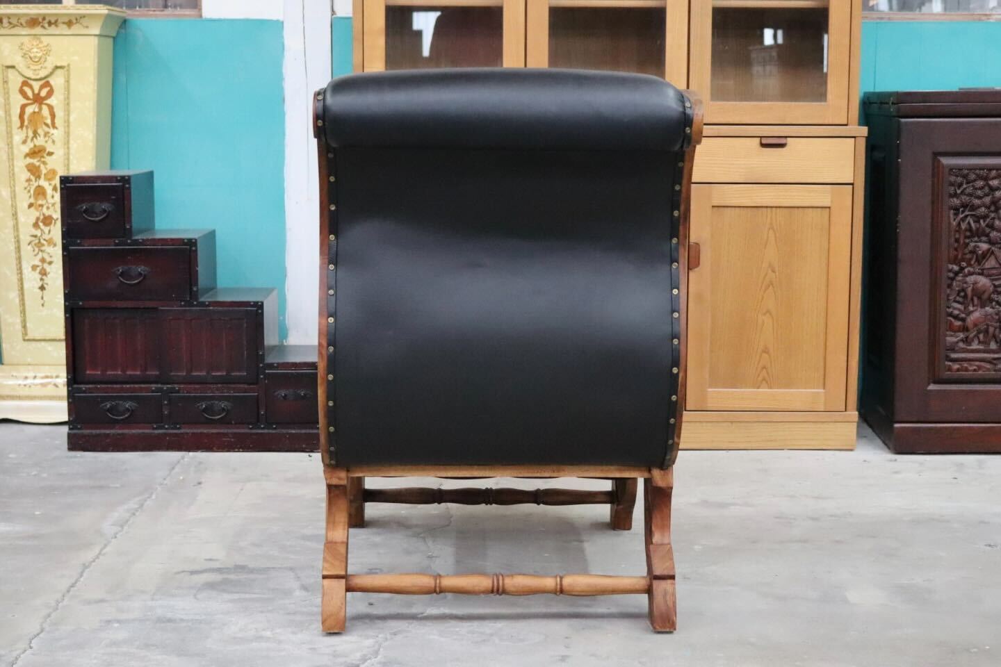 GMIK494B○CORIGGE MARKET / カリッジマーケット マドゥーラ 椅子 1人掛けソファ アームソファ 木製 無垢材 チーク材 手彫り 本革 アジアン