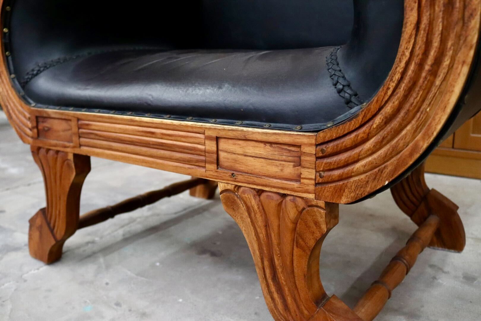 GMIK494B○CORIGGE MARKET / カリッジマーケット マドゥーラ 椅子 1人掛けソファ アームソファ 木製 無垢材 チーク材 手彫り 本革 アジアン