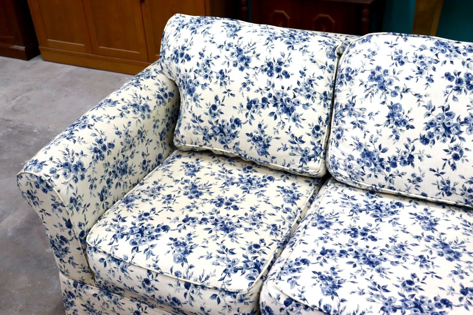 GMHK796○BAUHAUS / バウハウス ローラアシュレイ取扱い 3人掛けソファ トリプルソファ ファブリック エレガント 高級家具 長椅子