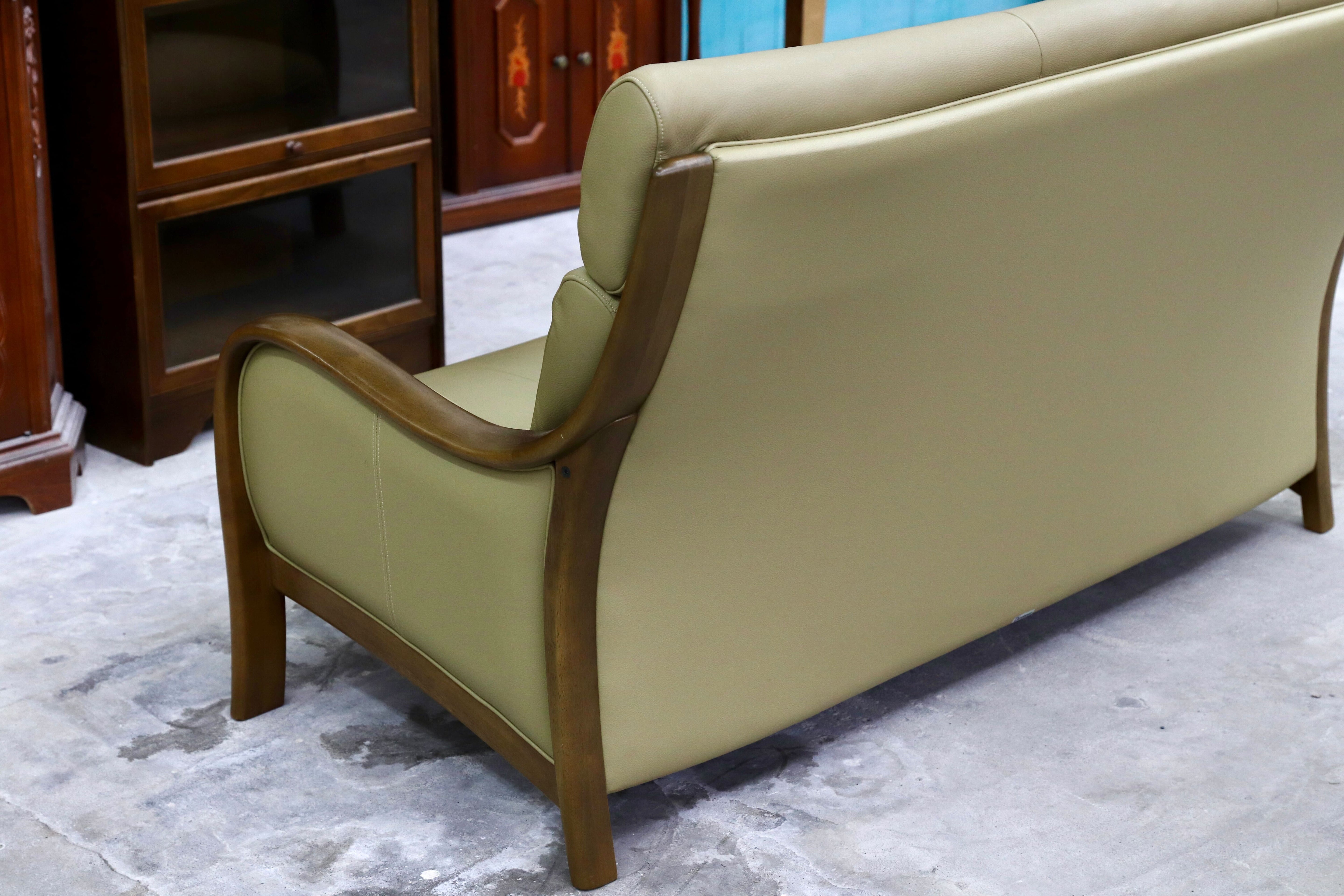 GMHK755C○karimoku / カリモク Direttore ディレトーレ 3人掛けソファ トリプルソファ 長椅子 本革 オリーブ色 国産家具