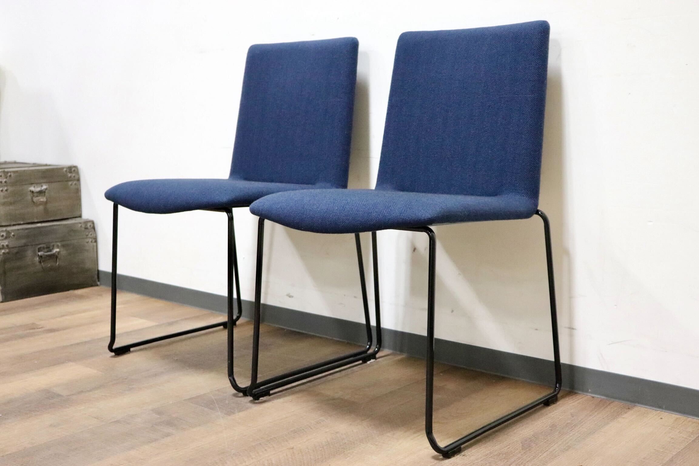 GMHH253B○AD CORE / エーディコア MD-202 ダイニングチェア スタッキング ファブリック ネイビー スチールレッグ 約11万 展示品