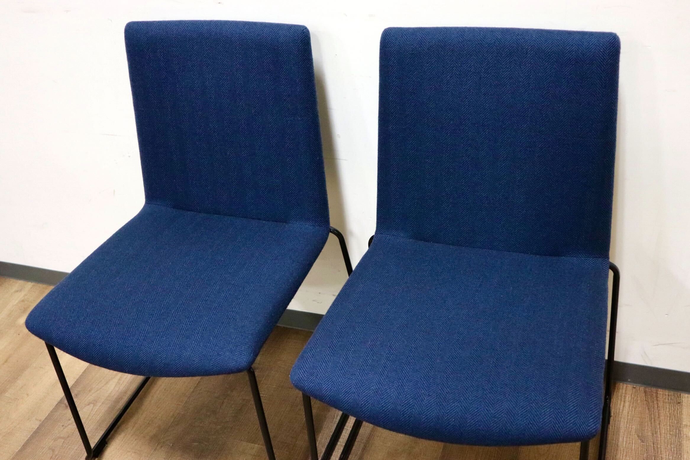 GMHH253B○AD CORE / エーディコア MD-202 ダイニングチェア スタッキング ファブリック ネイビー スチールレッグ 約11万 展示品