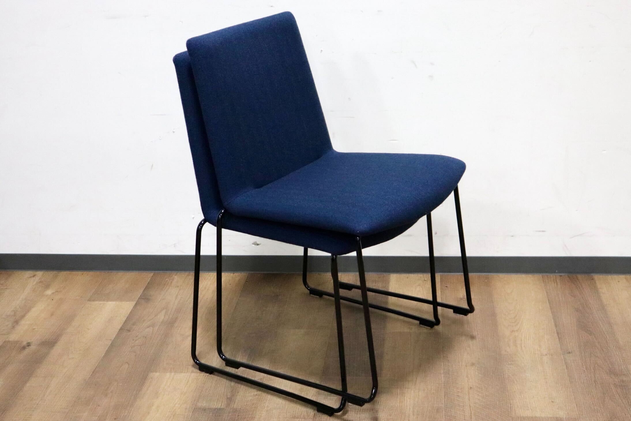 GMHH253B○AD CORE / エーディコア MD-202 ダイニングチェア スタッキング ファブリック ネイビー スチールレッグ 約11万 展示品